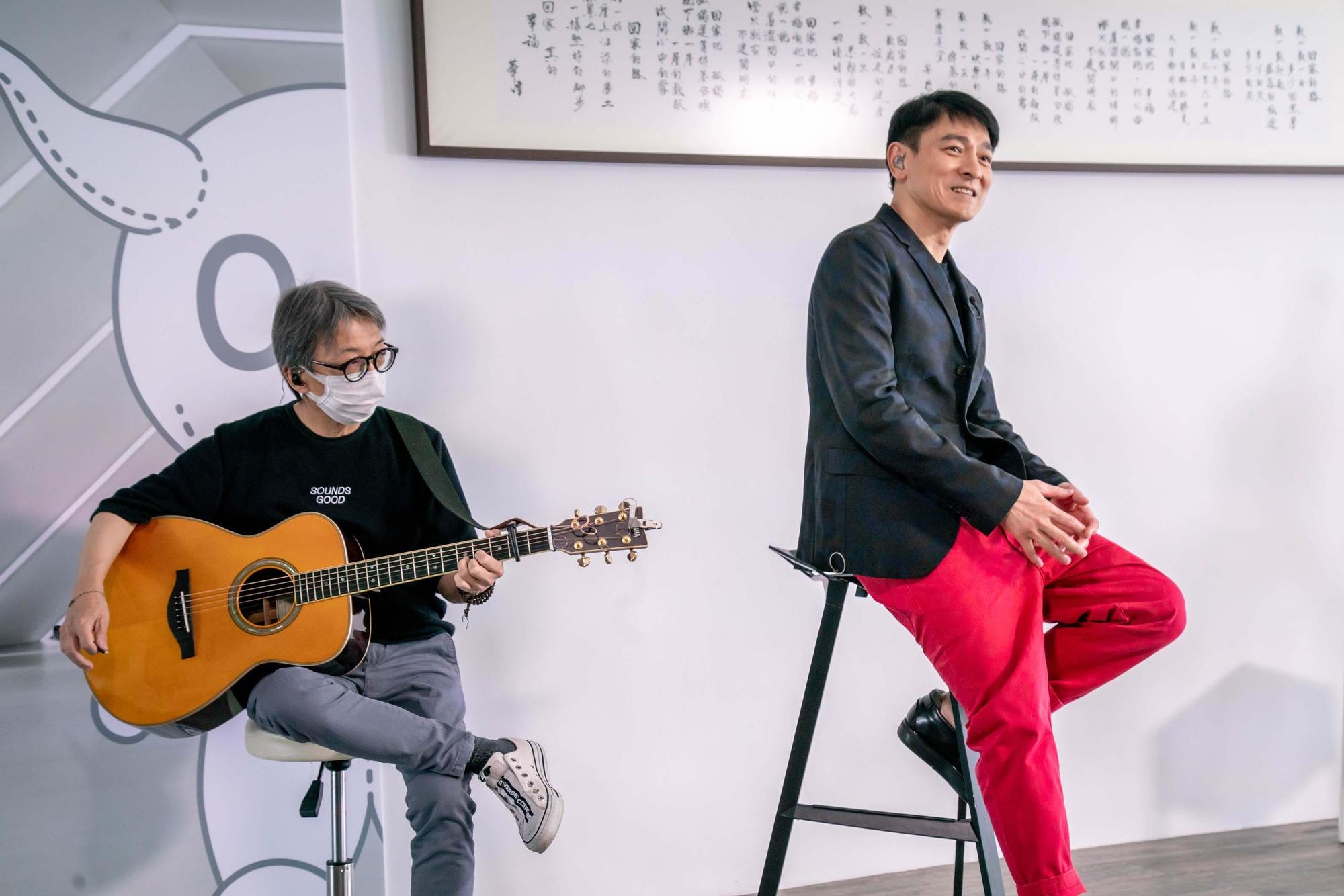 劉德華獻唱歌曲給歌迷。(台灣映藝提供)