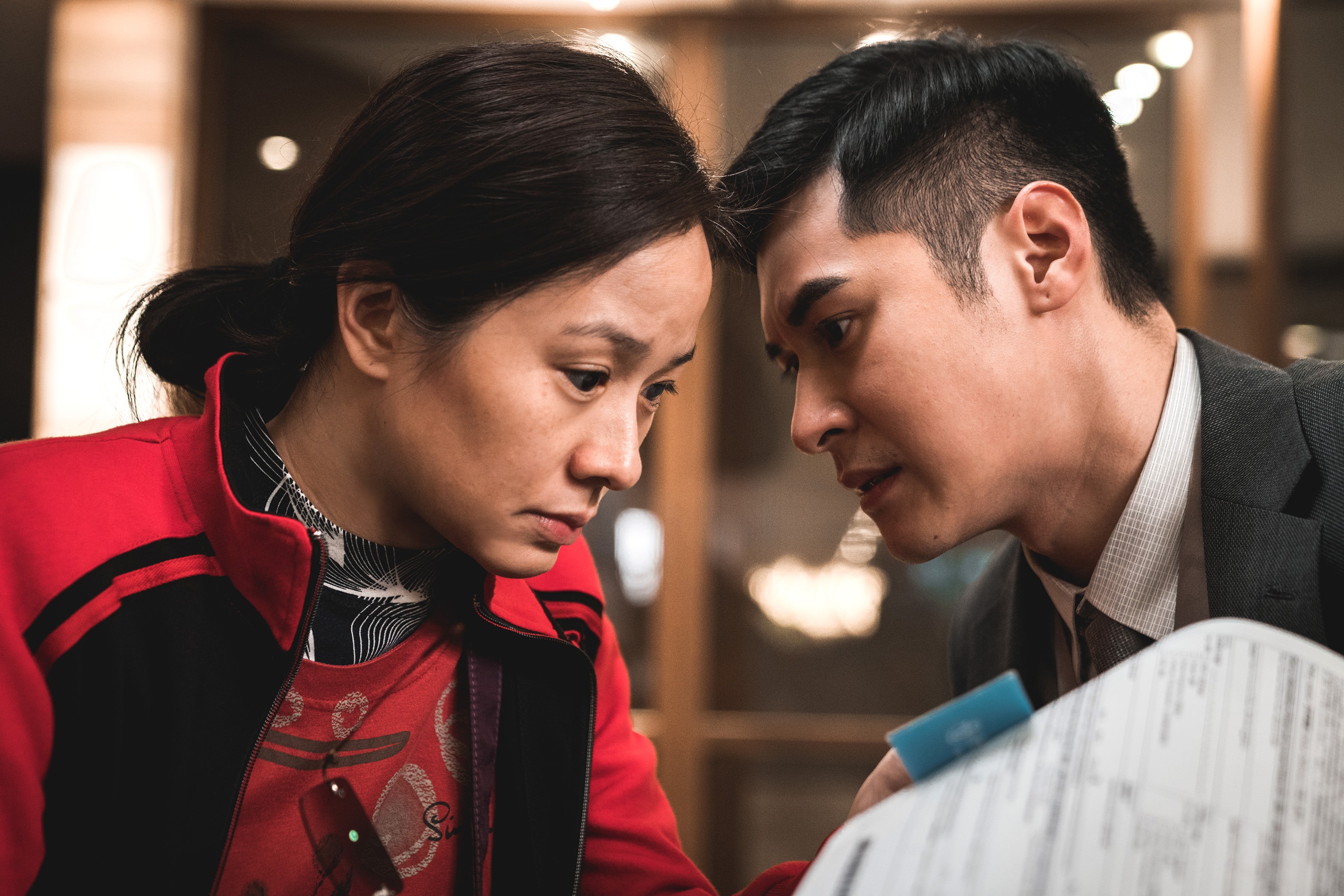 林嘉欣為戲增肥扮瞎，而且演出了她瘋狂的那一面。（華映提供）