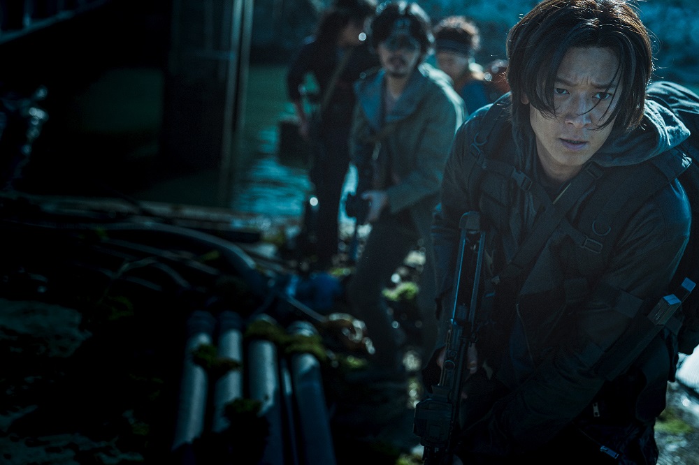 姜棟元主演的《屍速列車2:感染半島》,將於7月在台韓同步上映。(車庫娛樂提供)