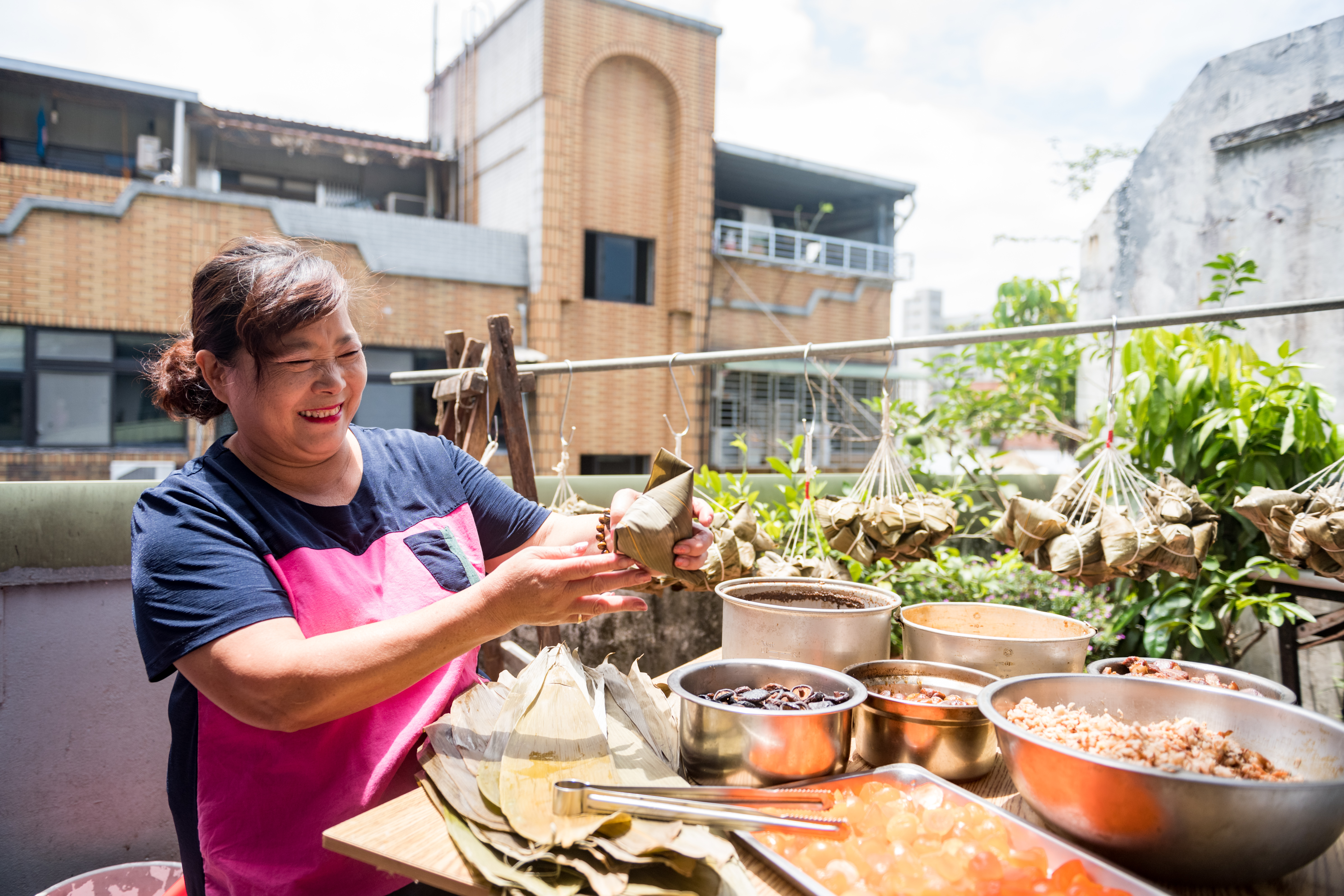 「55年老店」老闆娘張碧娥是藏身赤峰街天台的包粽高手。