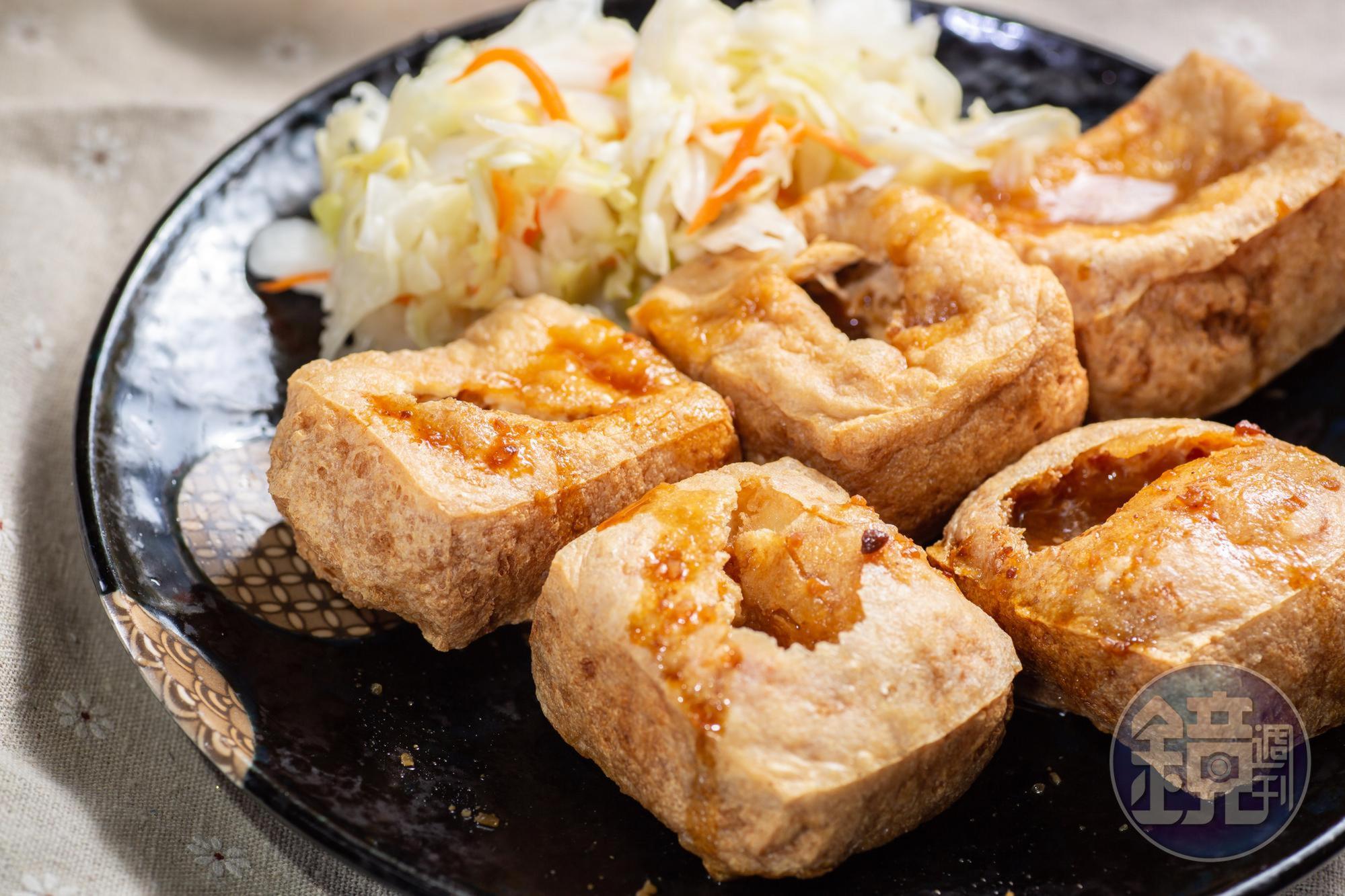 「手工脆皮臭豆腐」澆淋用了酒粕、神秘的「AB醬」，每桌必點，愈吃愈涮嘴。（55元／份）