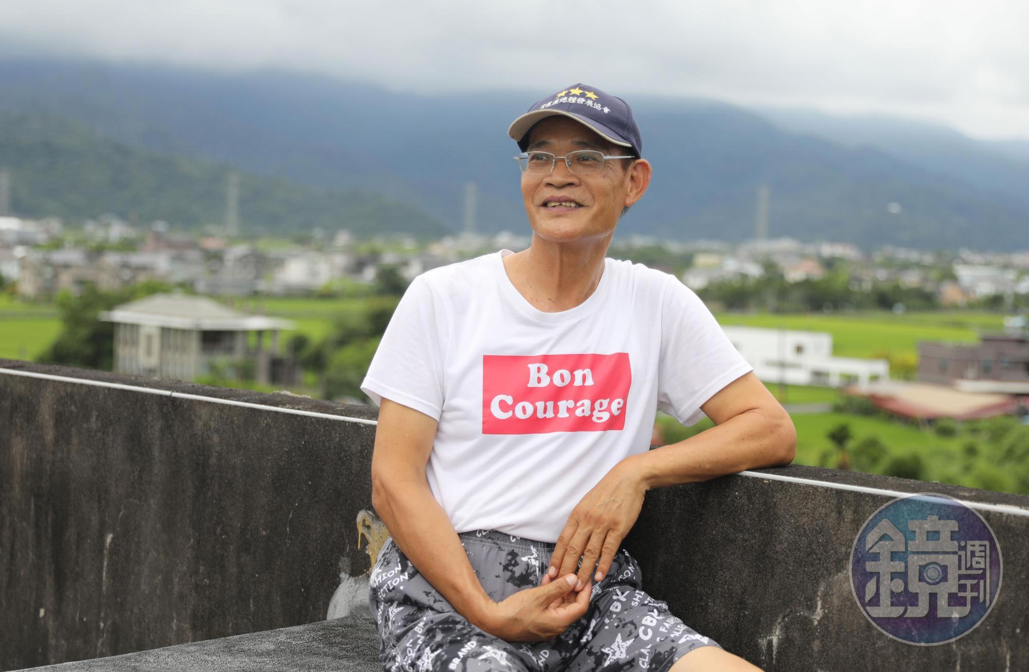 陳清枝獨居的公寓頂樓可以展望宜蘭田園風光，有時他會跟愛犬麻糬一起上來看星星。