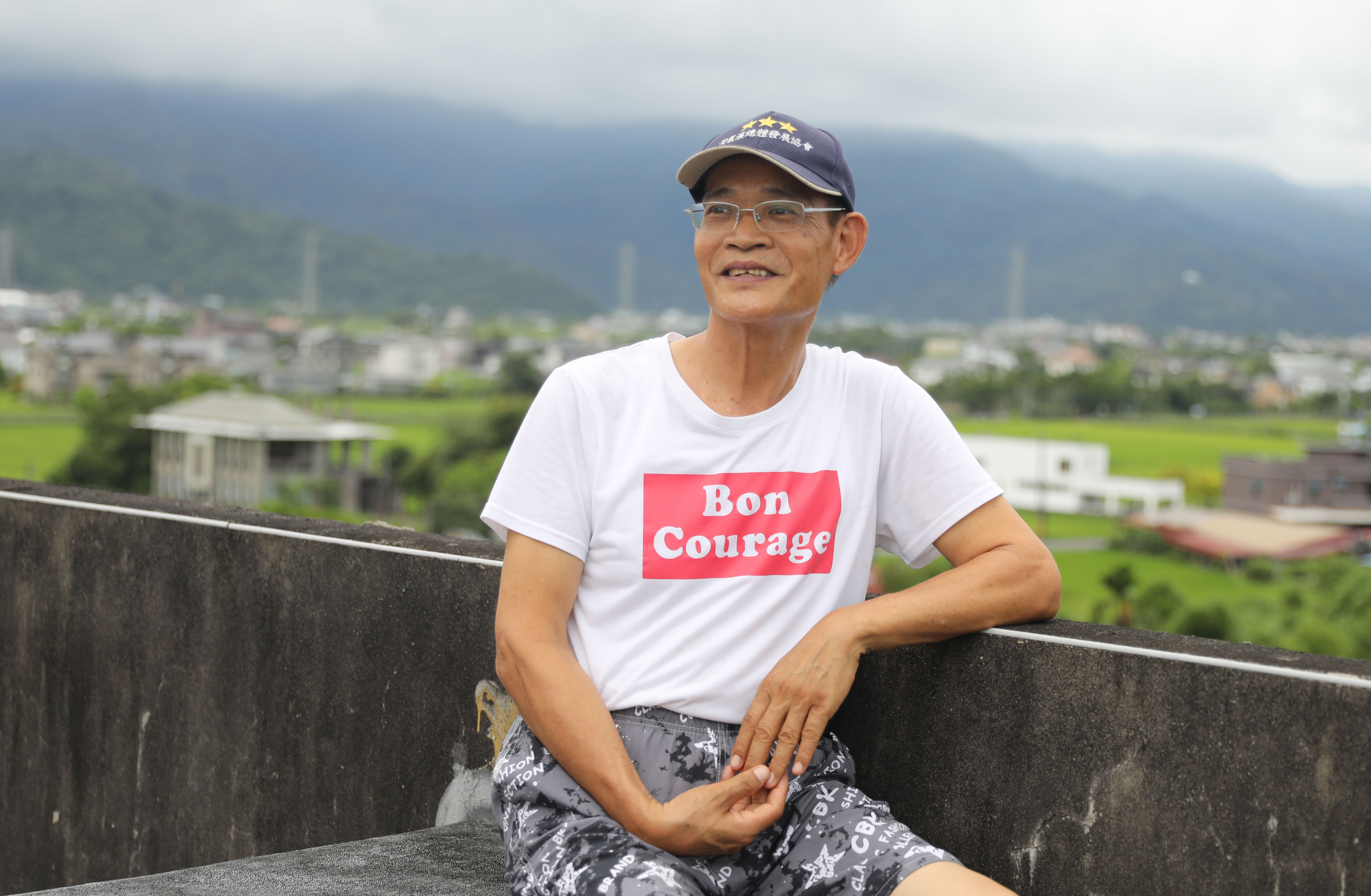 陳清枝獨居的公寓頂樓可以展望宜蘭田園風光，有時他會跟愛犬麻糬一起上來看星星。