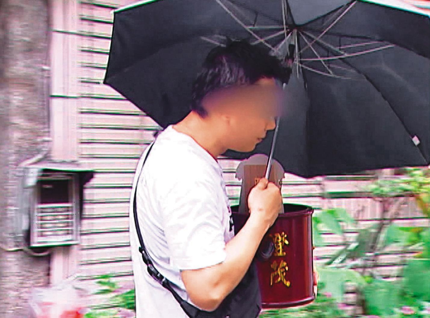 家屬捧著小男嬰的骨灰,傷心欲絕。(東森新聞提供)