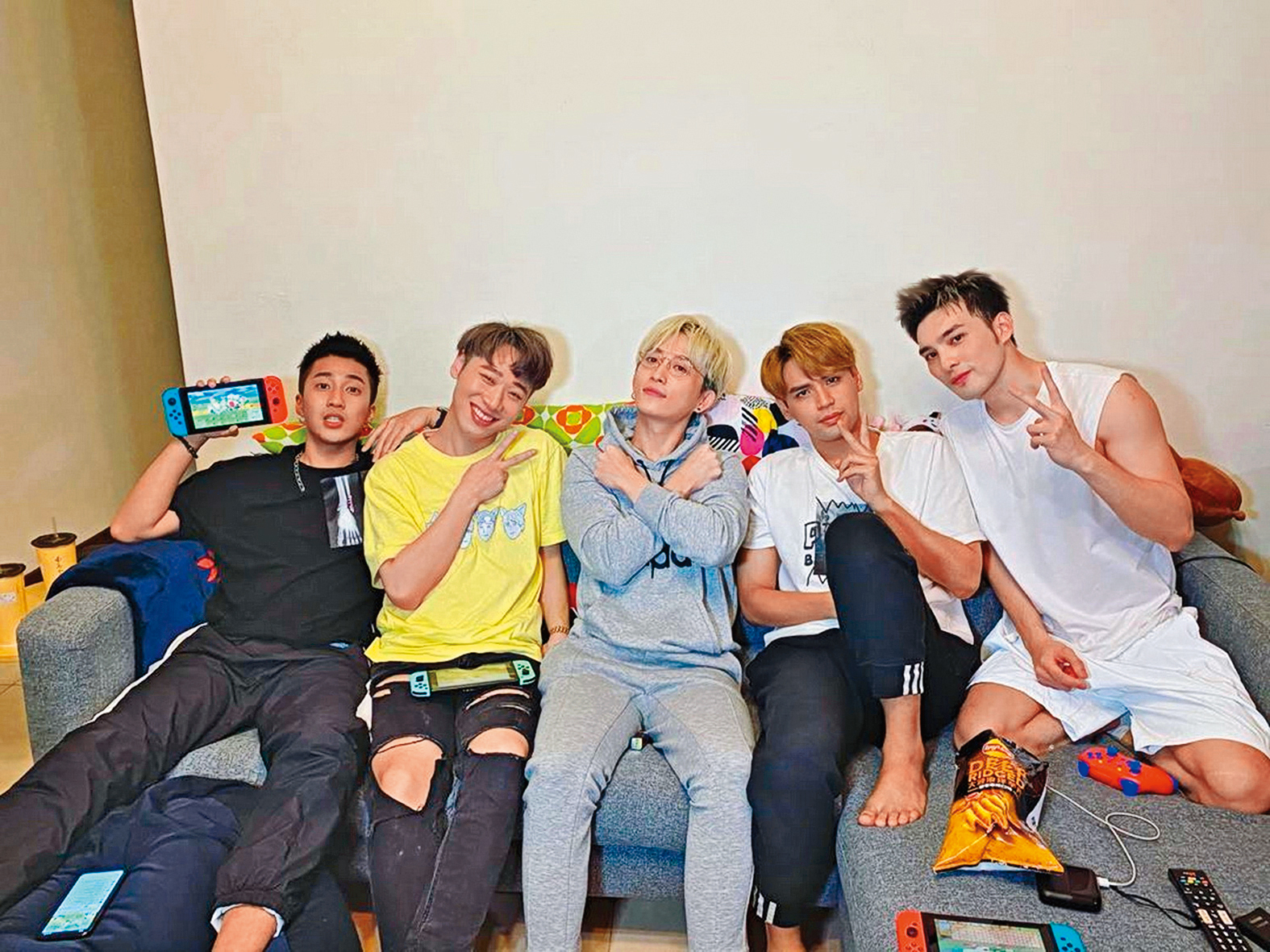 婁峻碩（左起）、小賴、邱鋒澤、陳零九及黃偉晉，因為《娛樂百分百》的人氣單元〈凹嗚狼人殺〉而走紅。（翻攝自陳零九IG）