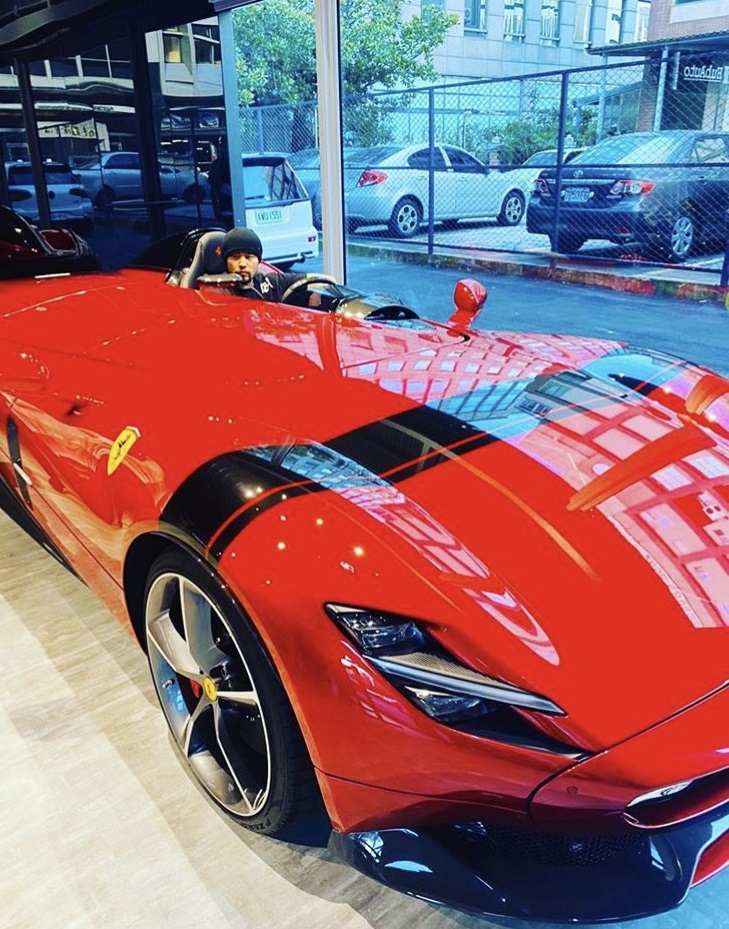 周杰倫今（19日）在IG中，上傳一台紅色法拉利Ferrari Monza SP1。（翻攝自周杰倫IG）