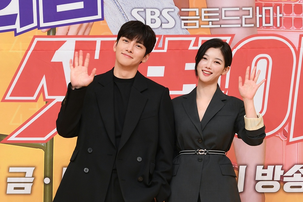 池昌旭與金裕貞為新劇《便利店新星》出席記者會。（愛奇藝台灣站提供）