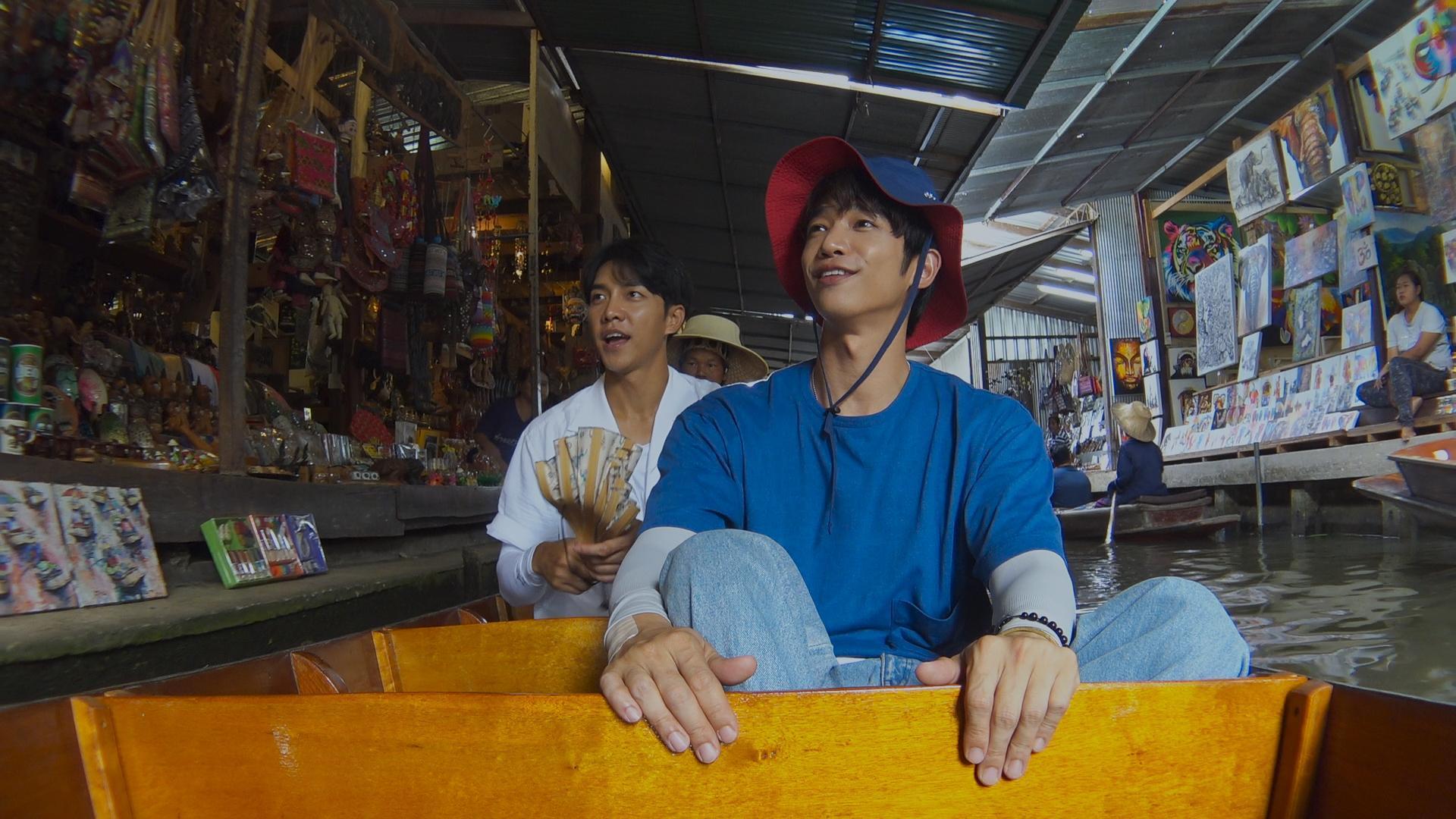 劉以豪(右)和李昇基在泰國水上市場完成任務。(Netflix提供)