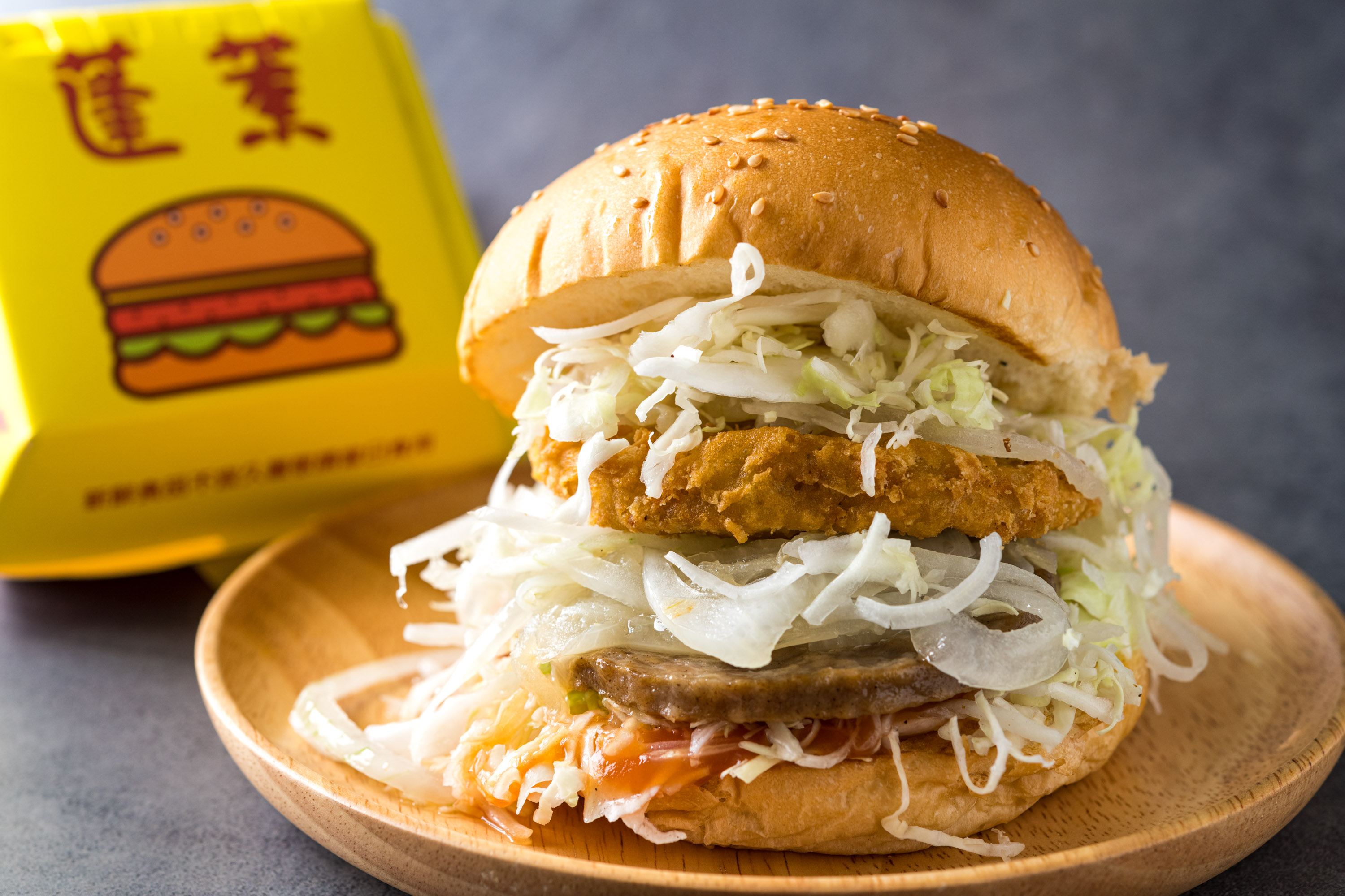 用料紮實的現煎「漢堡」，是嘉義老字號「蓬萊食品店」的招牌名物。