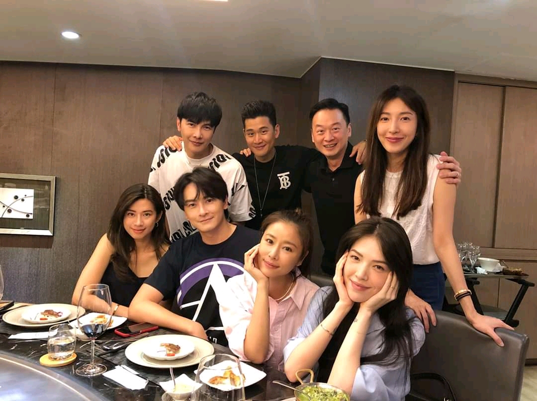 鄭元暢過38歲生日，好友林心如，楊謹華，許瑋甯、謝佳見、周興哲等人驚喜為他慶生。（翻攝自鄭元暢臉書）