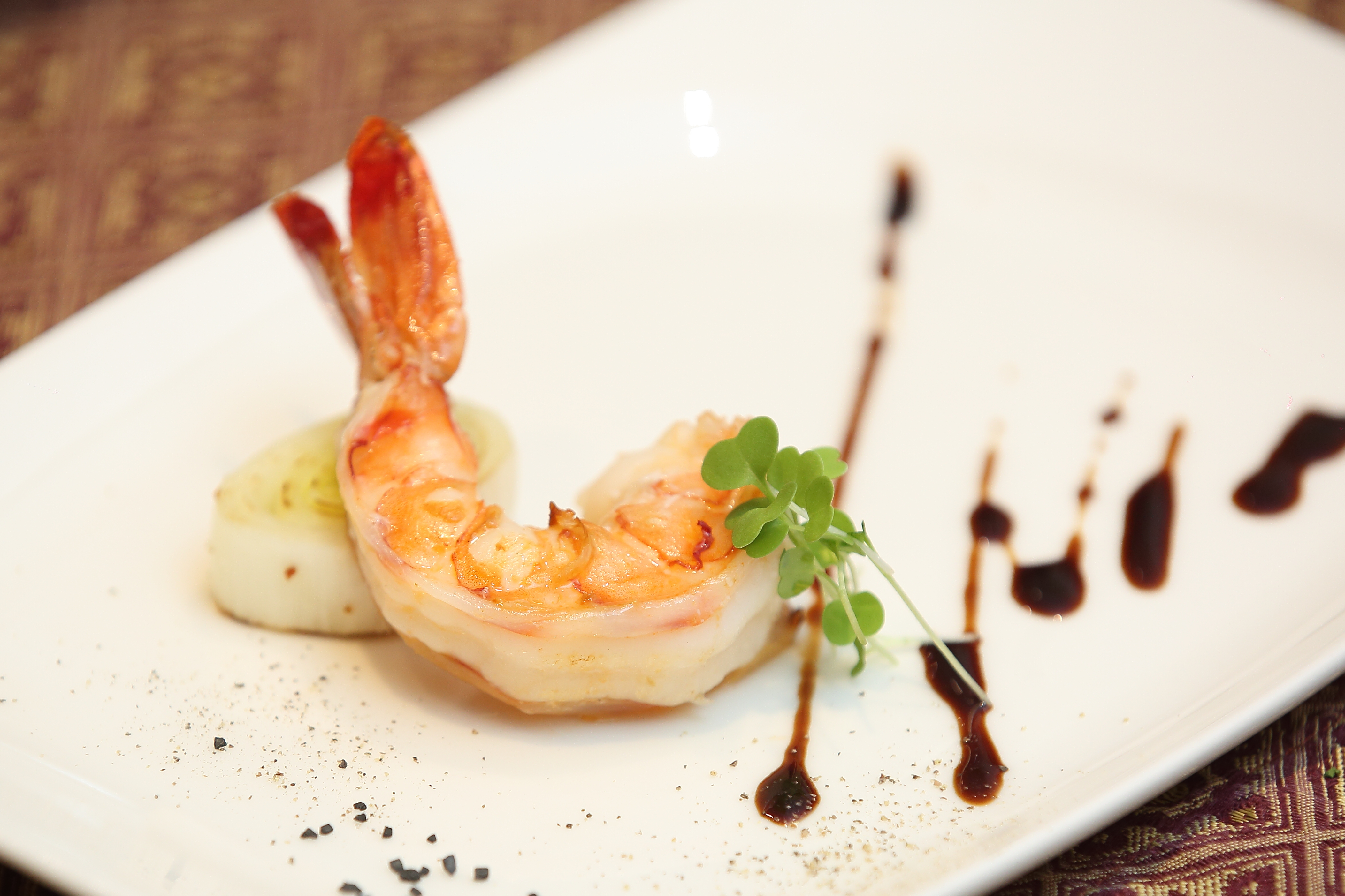 冠品鐵板燒開胃菜是「義大利醋佐芝麻苗、進口甜大蒜、鮮蝦」。