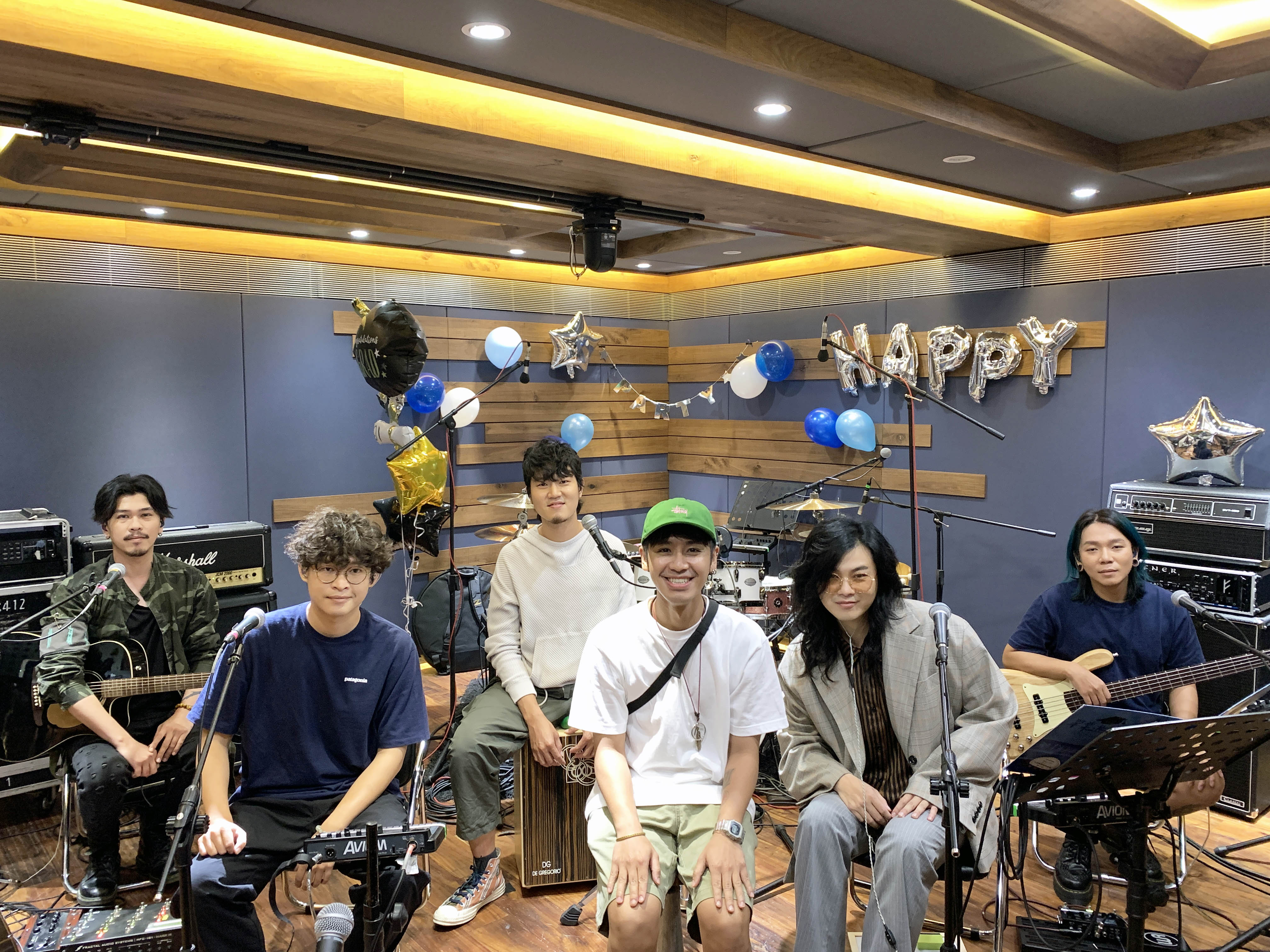 樂團「麋先生」請來鼓鼓一起參加上週六的獻唱畢業歌活動直播，暢聊畢業話題。（相信音樂提供）