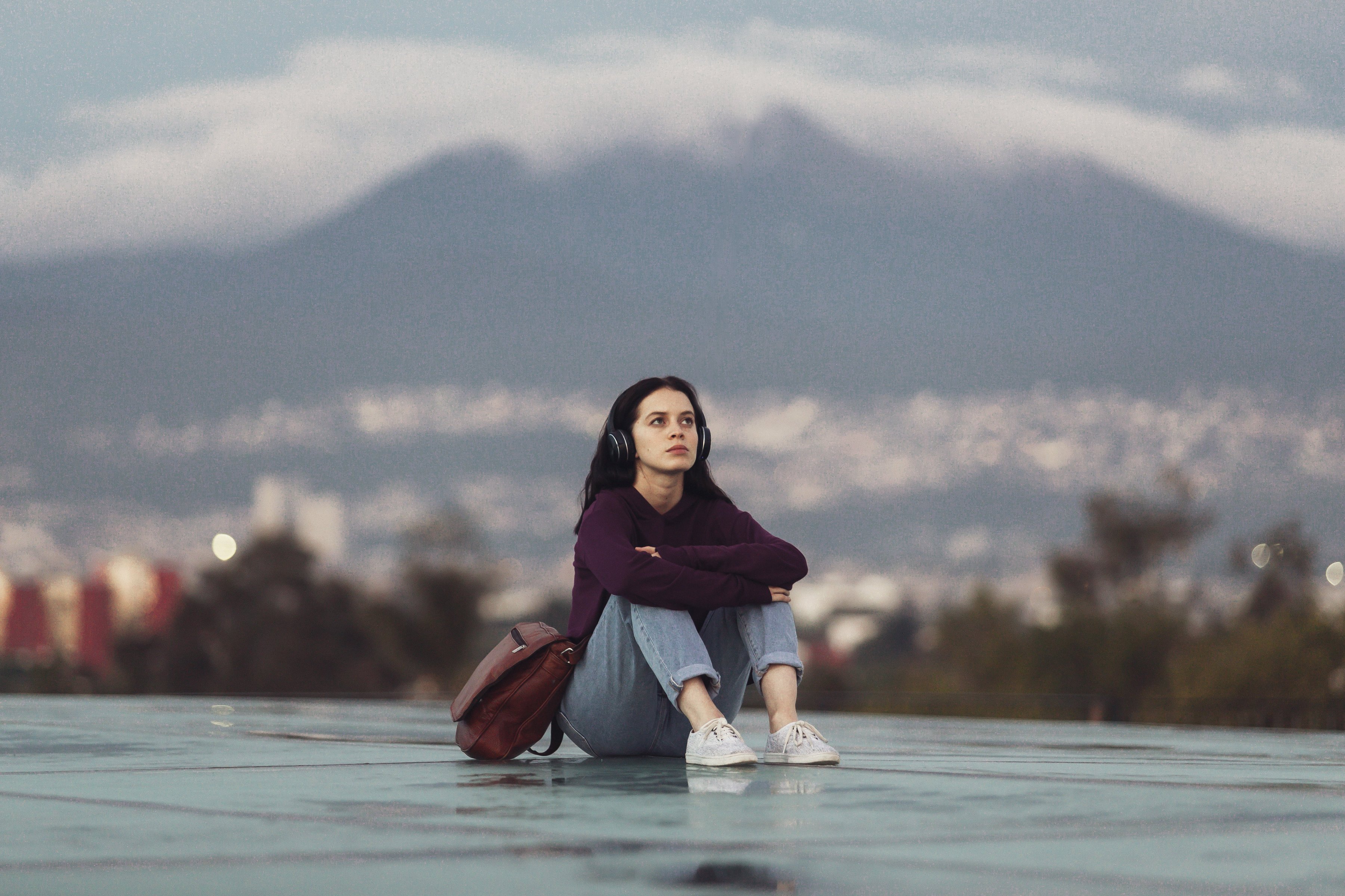 索菲雅在校園總是獨來獨往，用敏銳的觀察力觀察人群。（Netflix提供）