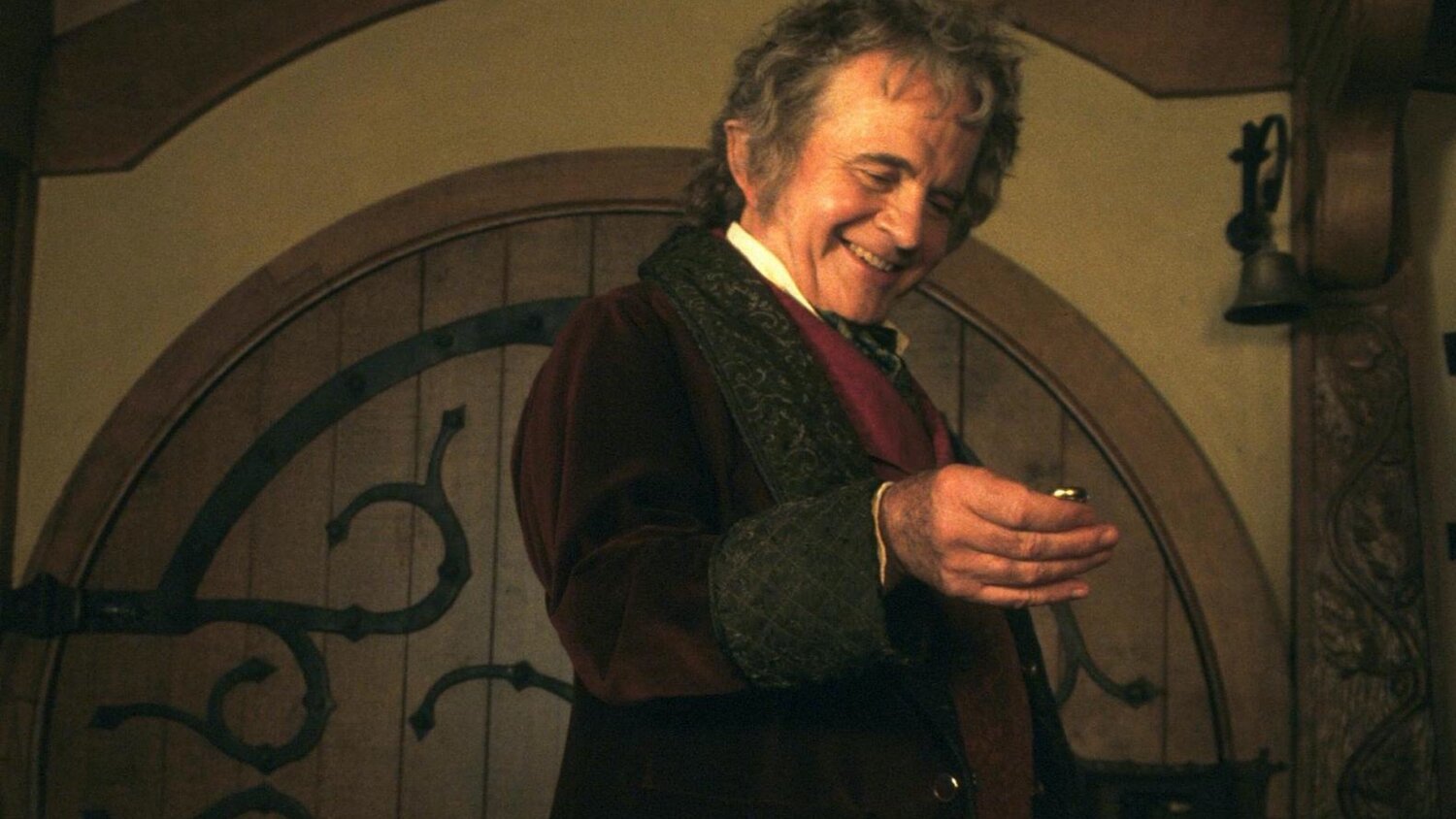 電影《魔戒三部曲》系列飾演老比爾博巴金斯的英國資深男星伊恩霍姆，19日因帕金森氏症病逝，享壽88歲。（網路圖片）