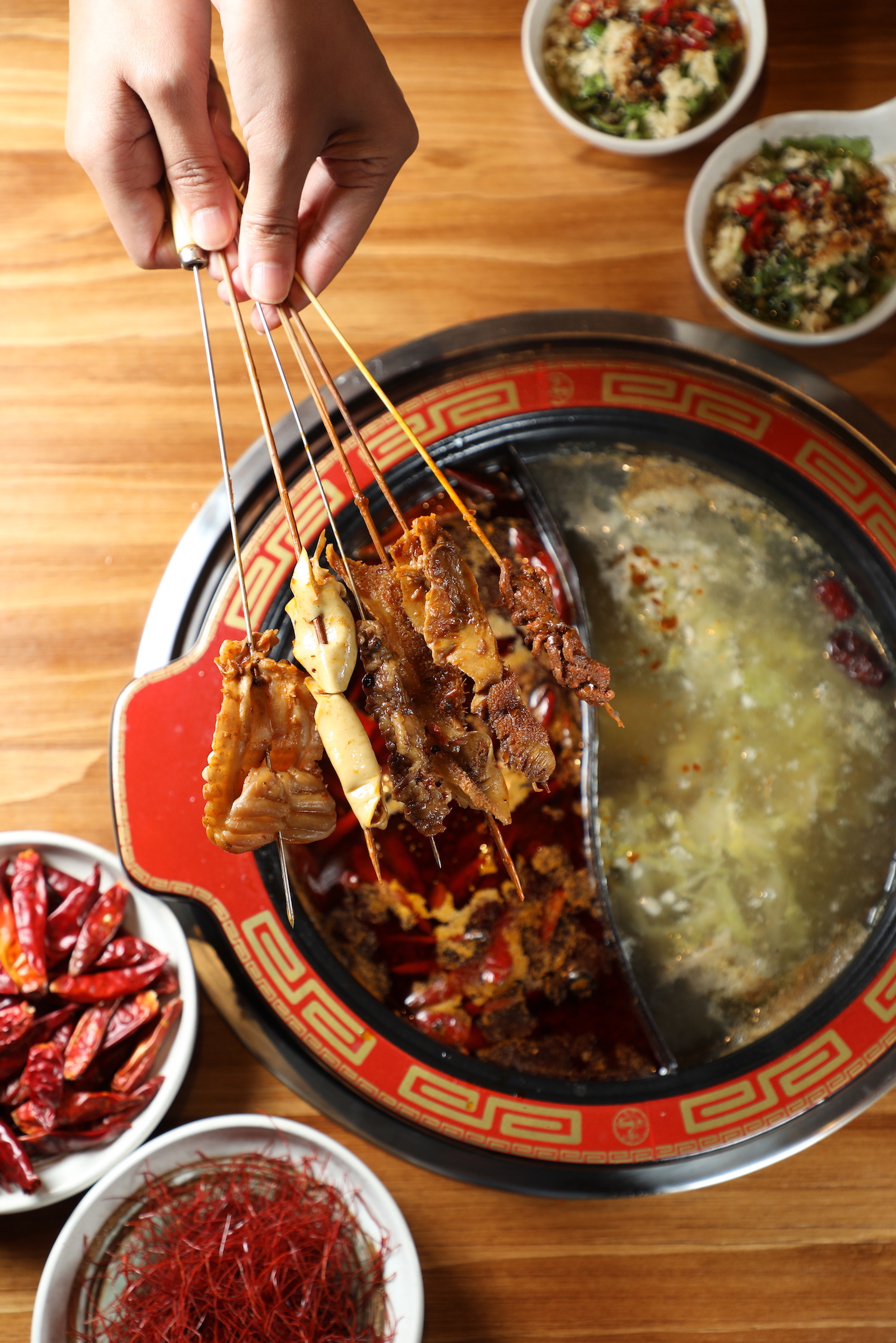 辣牛油串起內臟串串特別夠味。（鍋底150元／人）