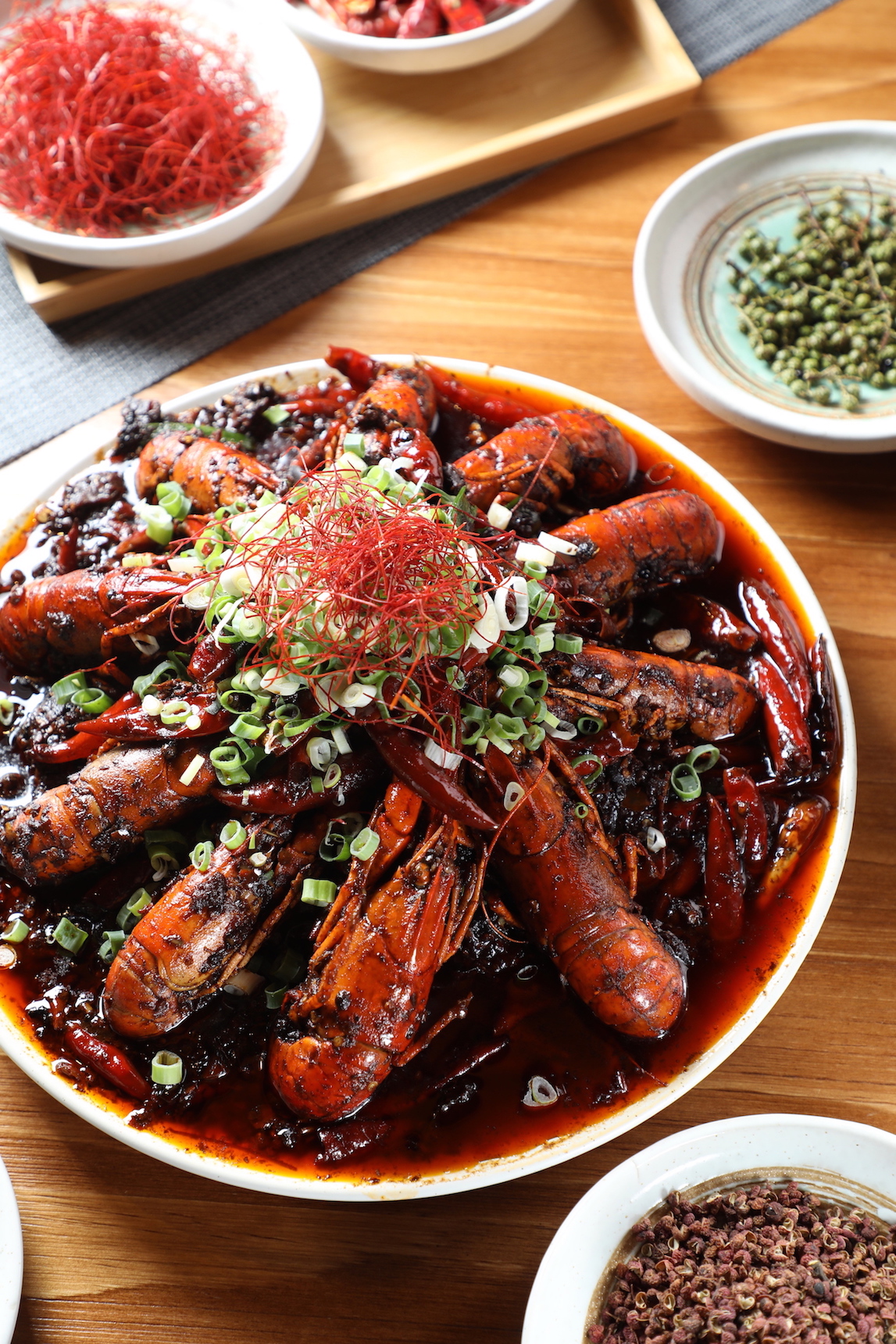 「麻辣小龍蝦」使用台中養殖的小龍蝦，香麻夠味（880元 ／份）