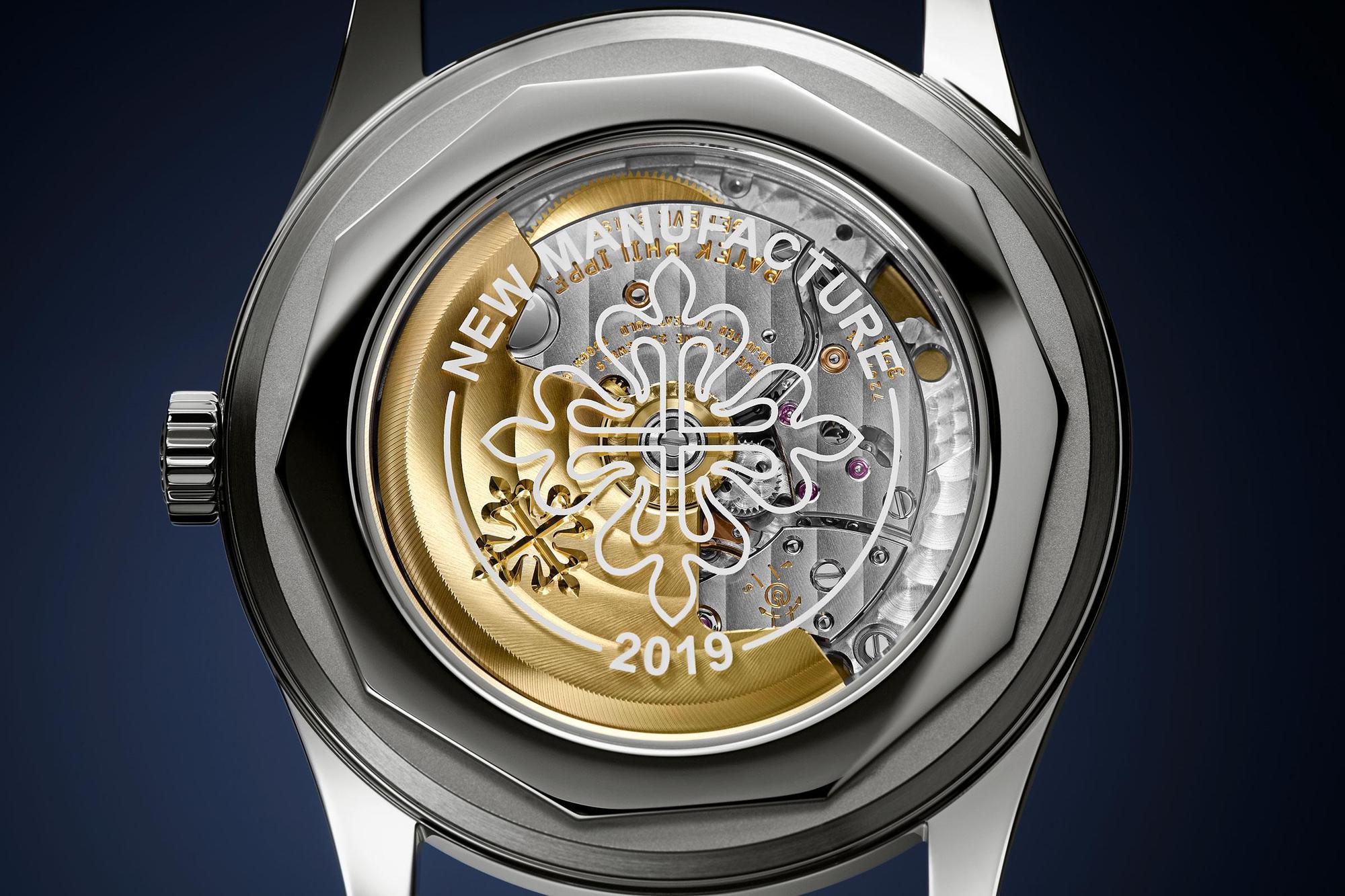 藍寶石水晶鏡面後底蓋上則裝飾有Calatrava十字星圖案，以及「New Manufacture 2019」字樣，「2019」代表的是首批作業小組遷至全新生產大樓的年份。