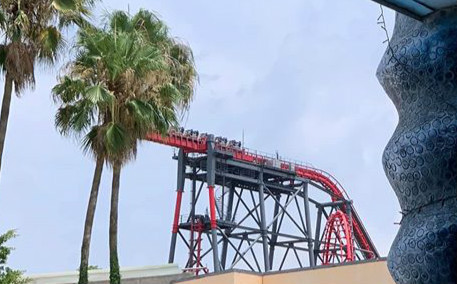 台中麗寶傳出15名遊客搭乘雲霄飛車卡在半空中。（翻攝爆廢公社公開版）