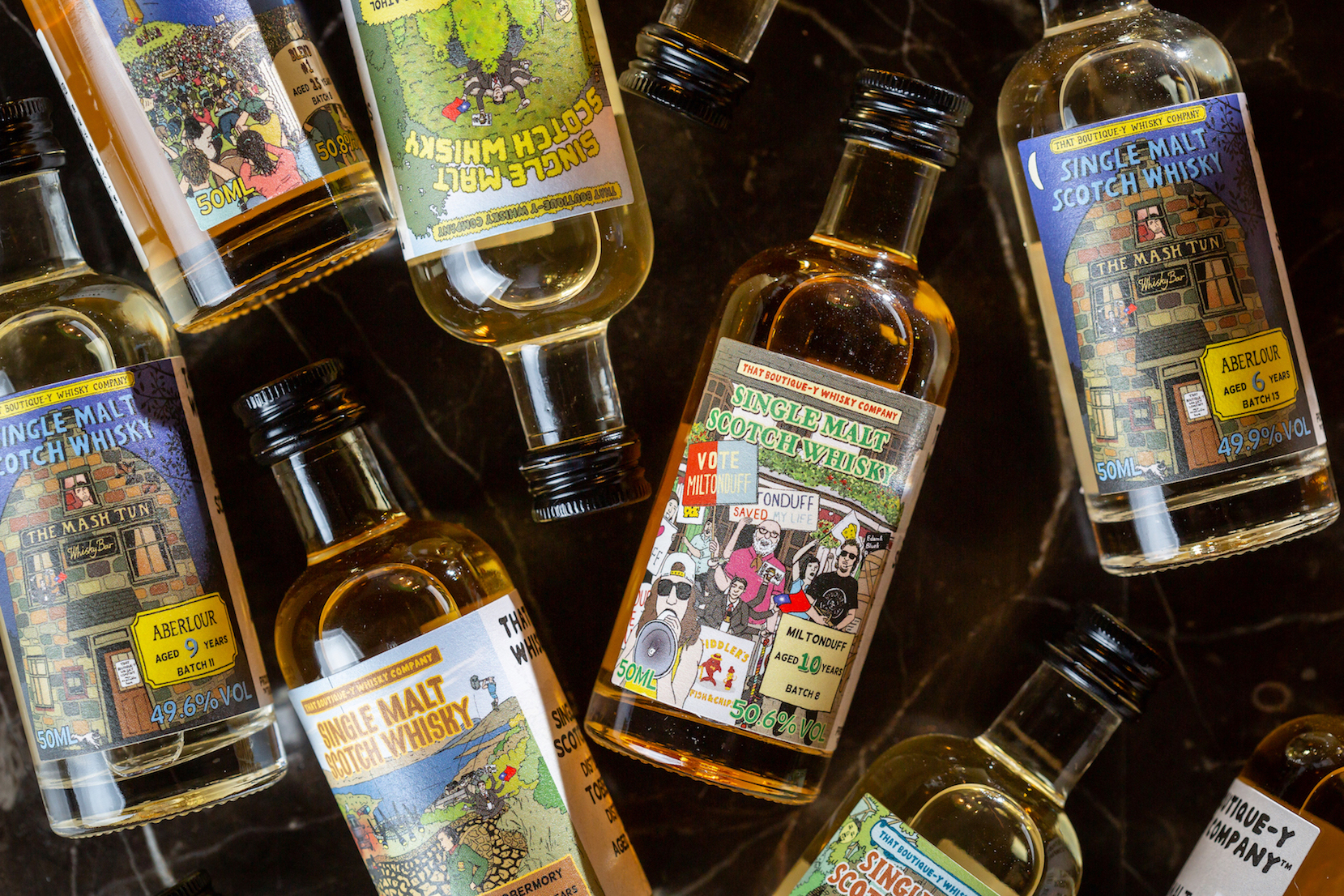 「That Boutique-y Whisky台灣限量袖珍組」的漫畫酒標藏著台灣國旗，30款小樣酒共6組選擇。（2,150元／1組5瓶）