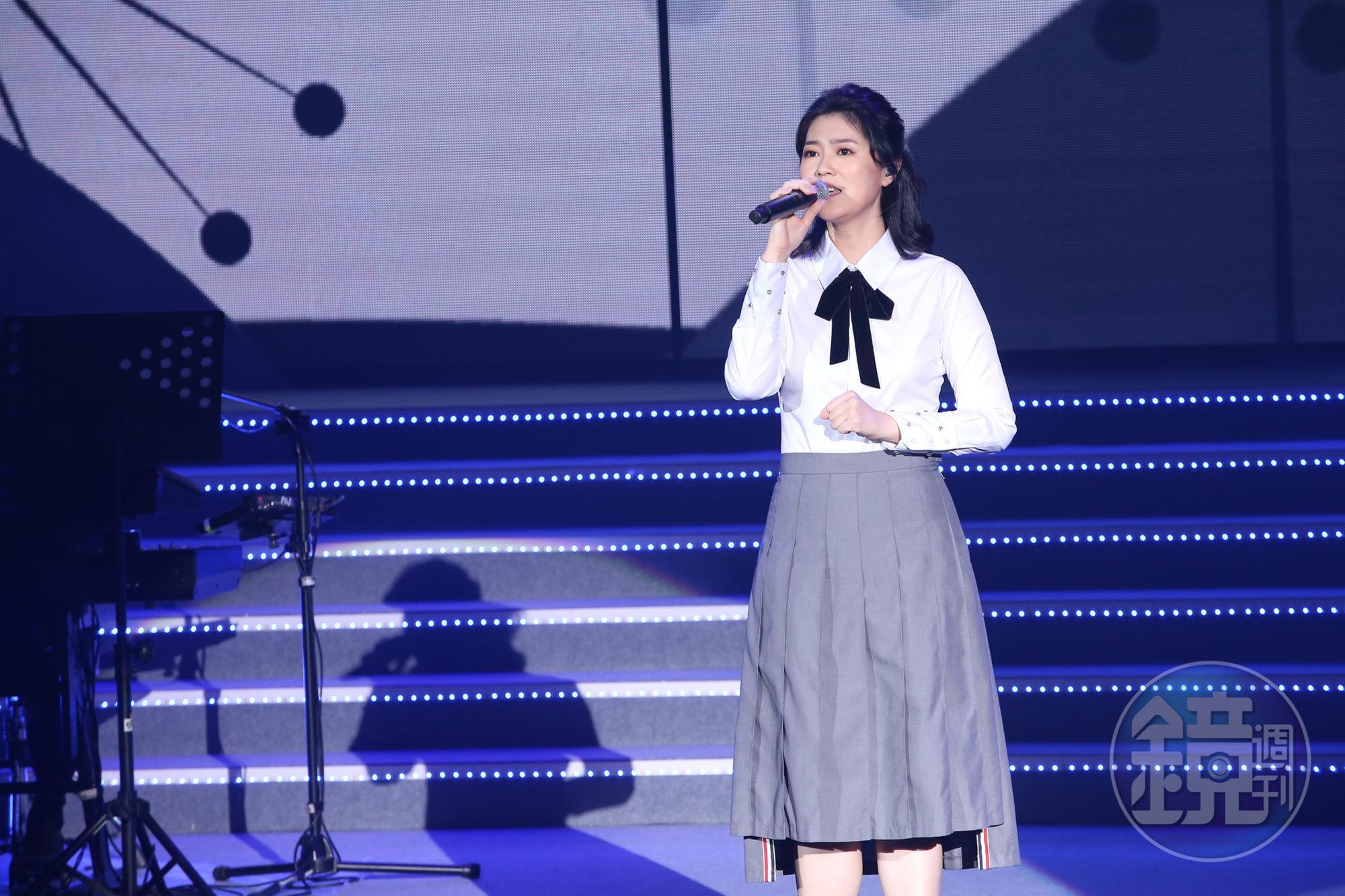 曹雅雯舉辦個人首場售票演唱會「金曲の路」,是解封後的第一場大型室內演出。