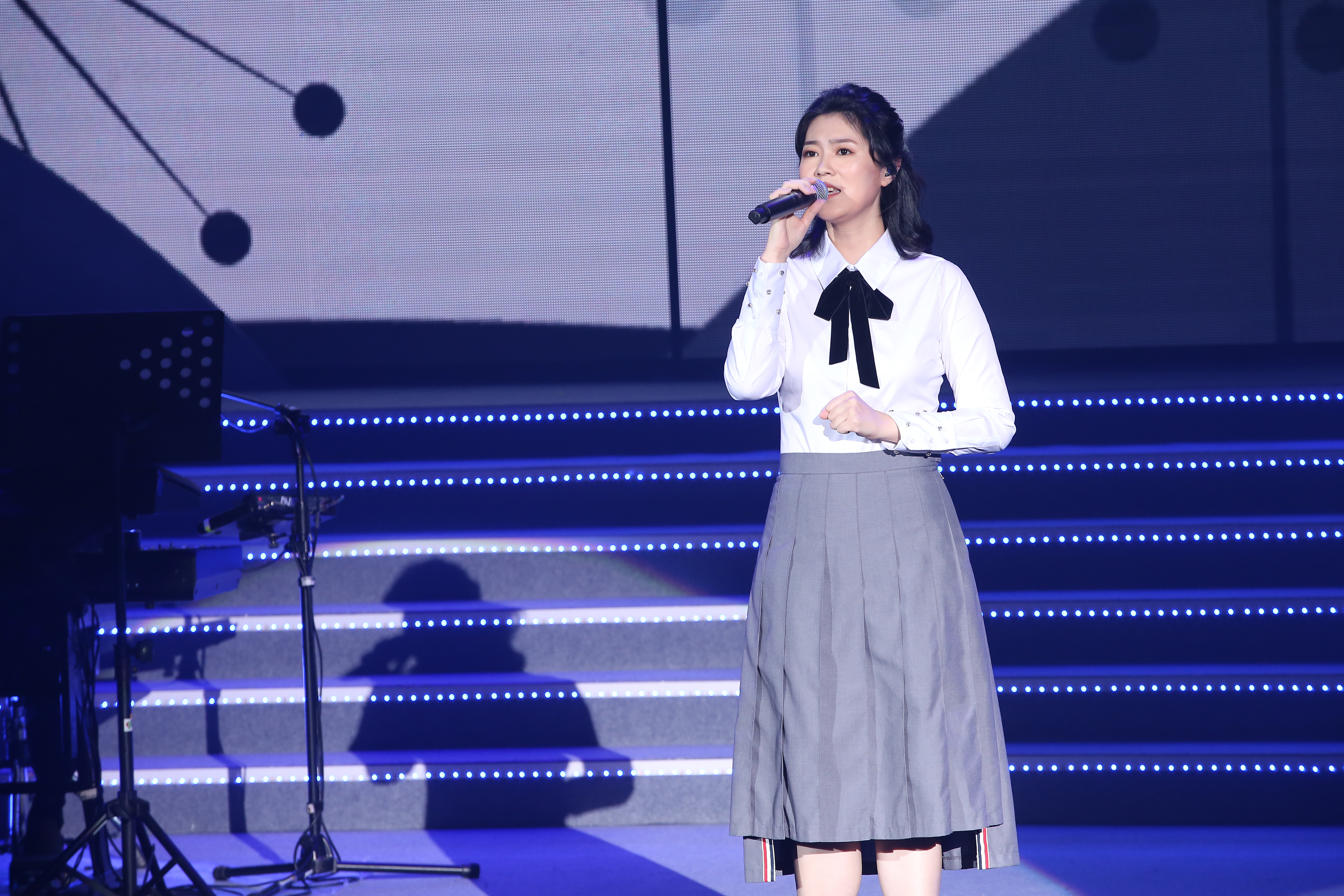 曹雅雯舉辦個人首場售票演唱會「金曲の路」，是解封後的第一場大型室內演出。