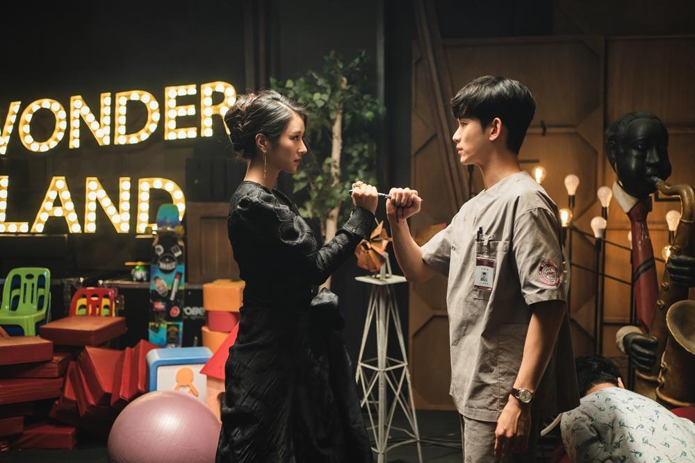 金秀賢徒手握住刀面，阻止徐睿知傷人。（Netflix提供）