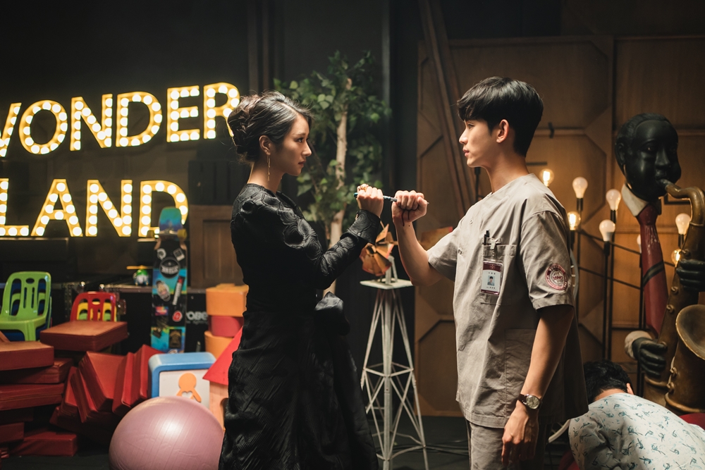 金秀賢徒手握住刀面，阻止徐睿知傷人。（Netflix提供）