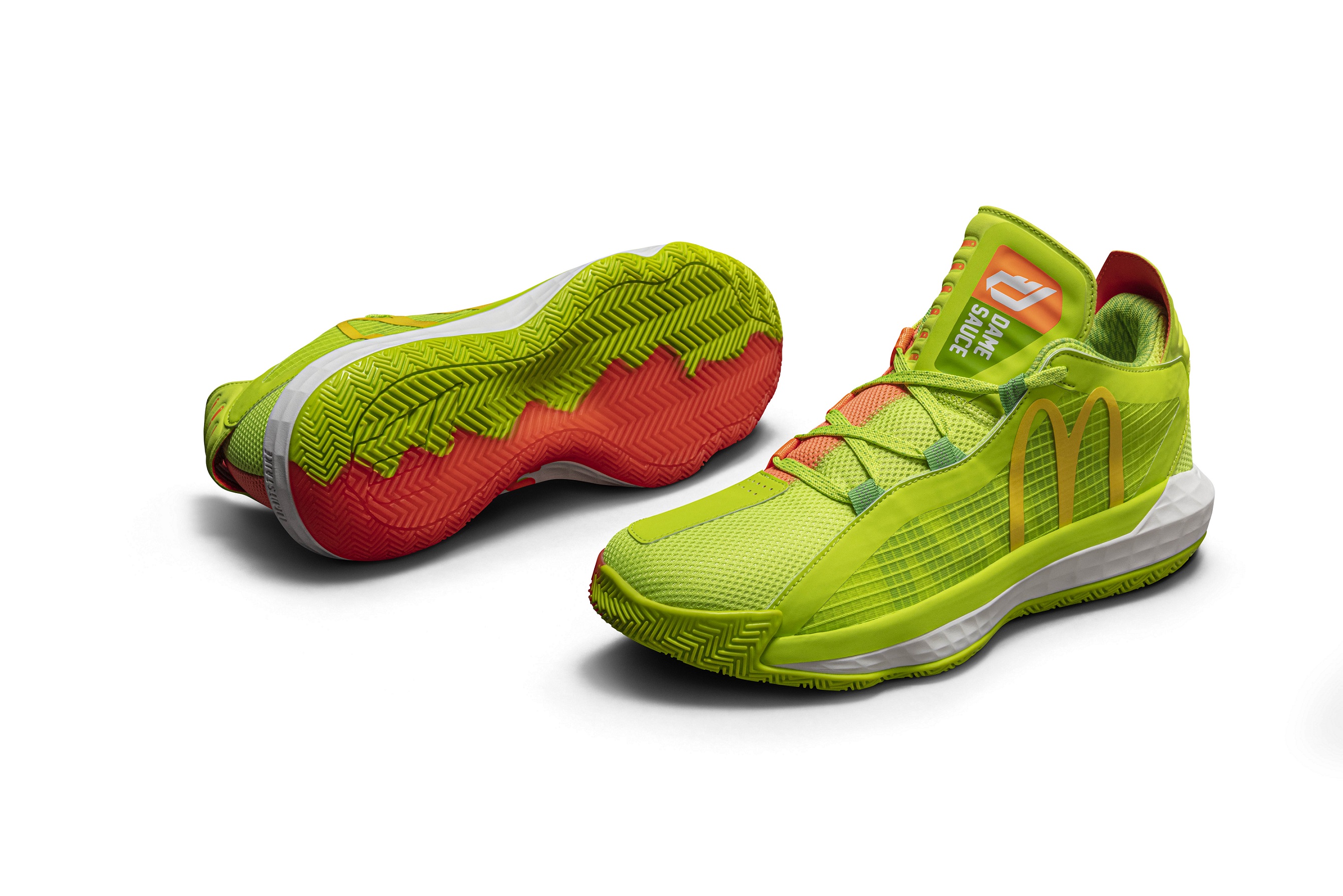 adidas Dame 6「Sauce」延續一貫的雙色風格,以搶眼螢光橘及綠色為基調,貫穿內外側網布鞋面及鞋底。(adidas提供)