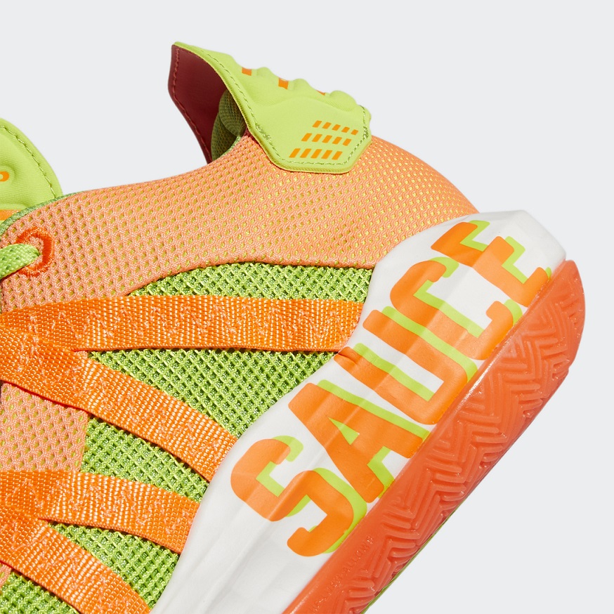 鞋身內側中底綴以SAUCE字樣,大展高調鮮明風格。(adidas提供)