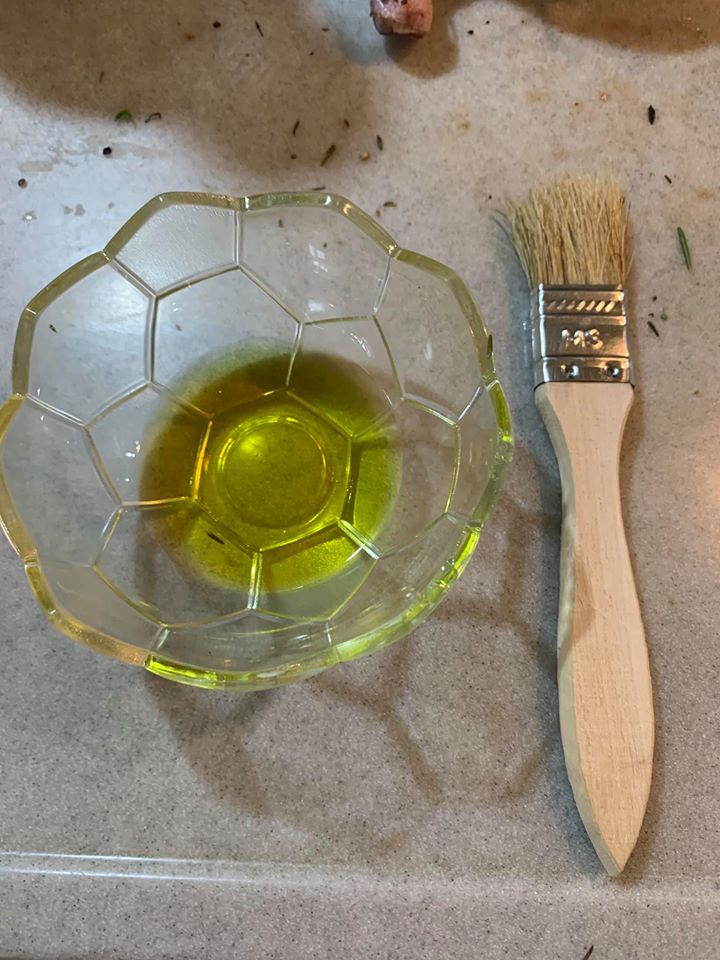 準備橄欖油與刷子。
