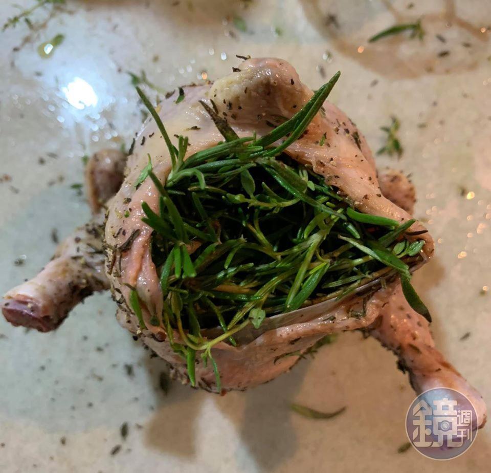 將春雞腹腔塞満香草,要把肚子塞得鼓鼓的。