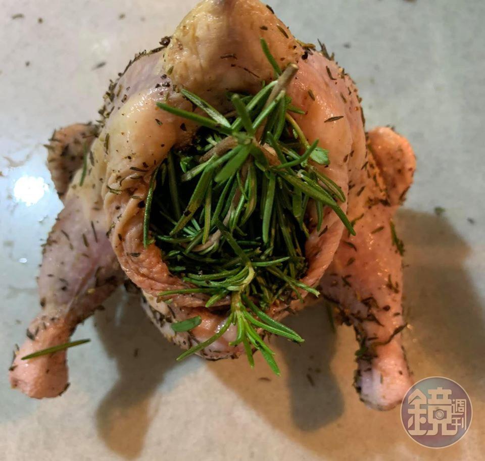 另一隻春雞也如法炮製,用香草塞爆肚子。