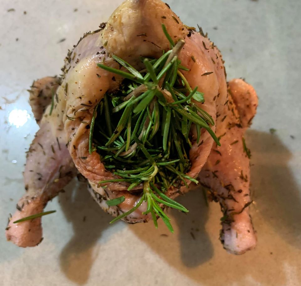 另一隻春雞也如法炮製，用香草塞爆肚子。