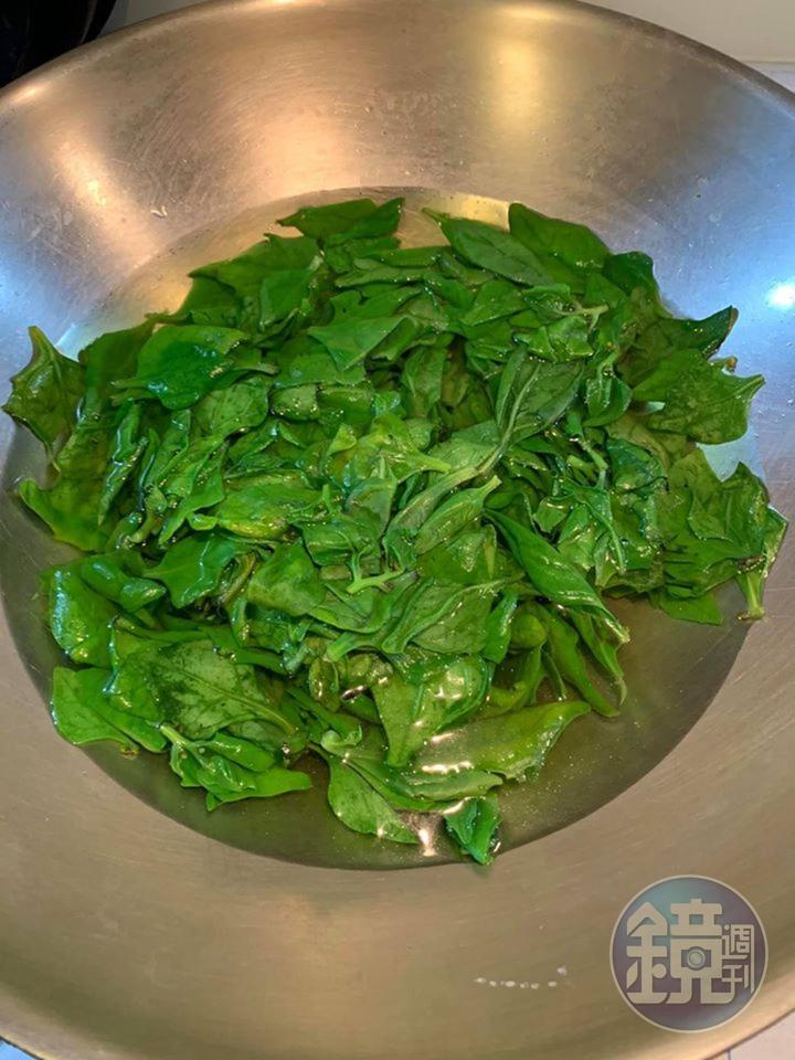 汆燙小菠菜葉至此顏色,即可起鍋。
