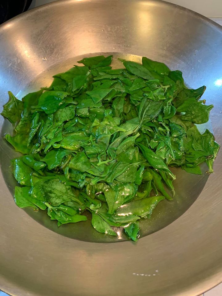 汆燙小菠菜葉至此顏色，即可起鍋。