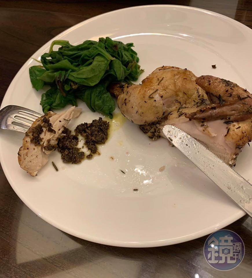一人一隻或分食半隻皆可。超嫩的烤春雞,香草味很濃。