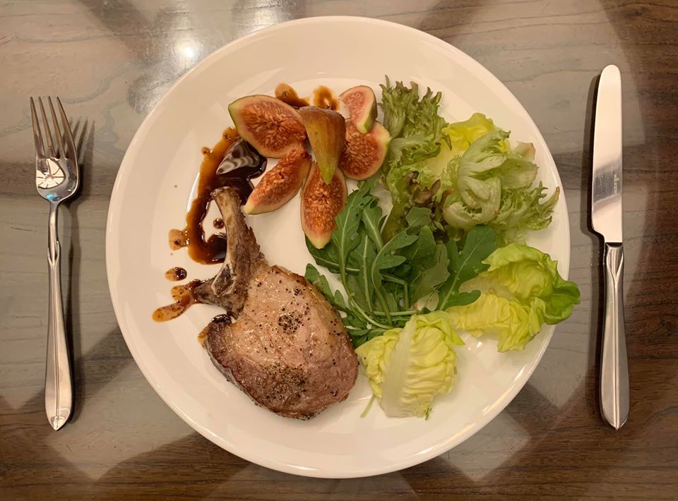 從ACUT學來的「浸牛奶」祕方，讓「烤伊比利豬排」肉嫩味鮮，非常好吃。