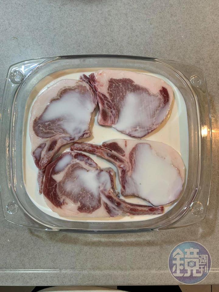 將豬排浸泡牛奶半天，是讓肉質軟嫩的祕方。