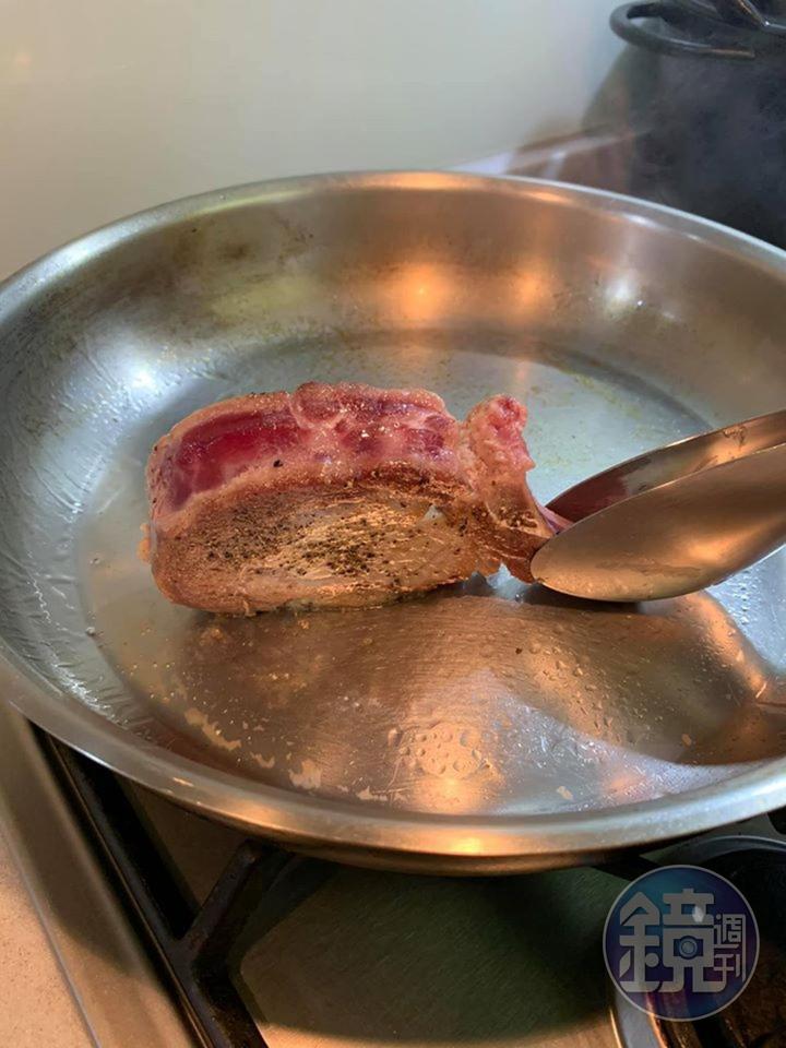 先煎有油的側面。