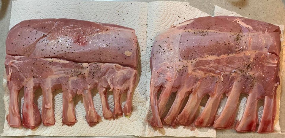 小牛肋排解凍後擦乾，肉多的那面撒上鹽和黑胡椒。