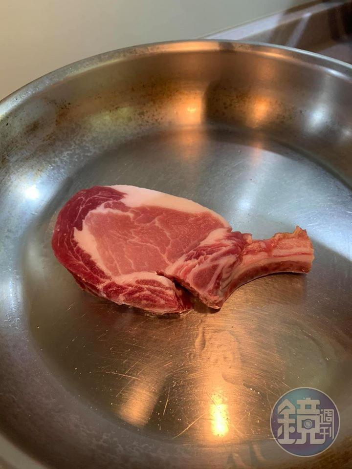 撒過鹽的那一面向下先煎。