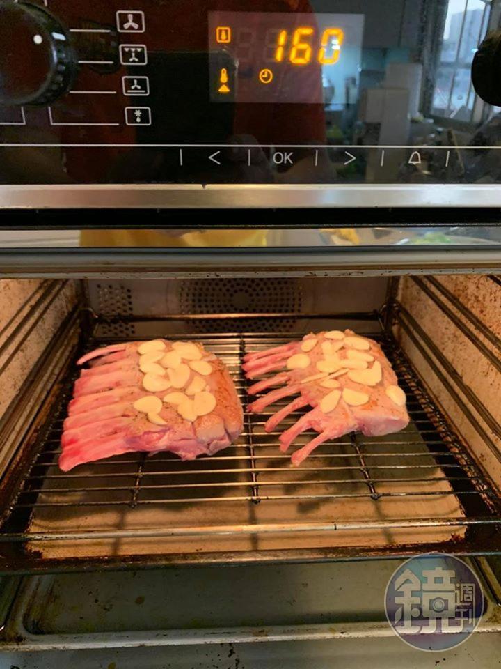 將蒜片鋪在肋排上,放入烤箱。