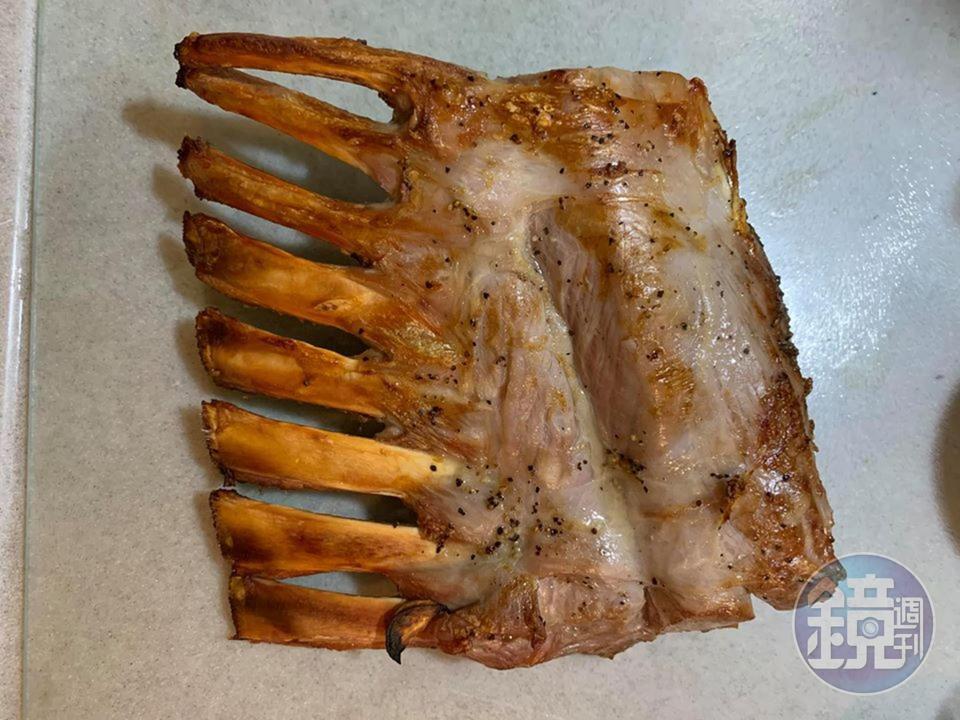 剛出爐的小牛肋排,靜置5分鐘。