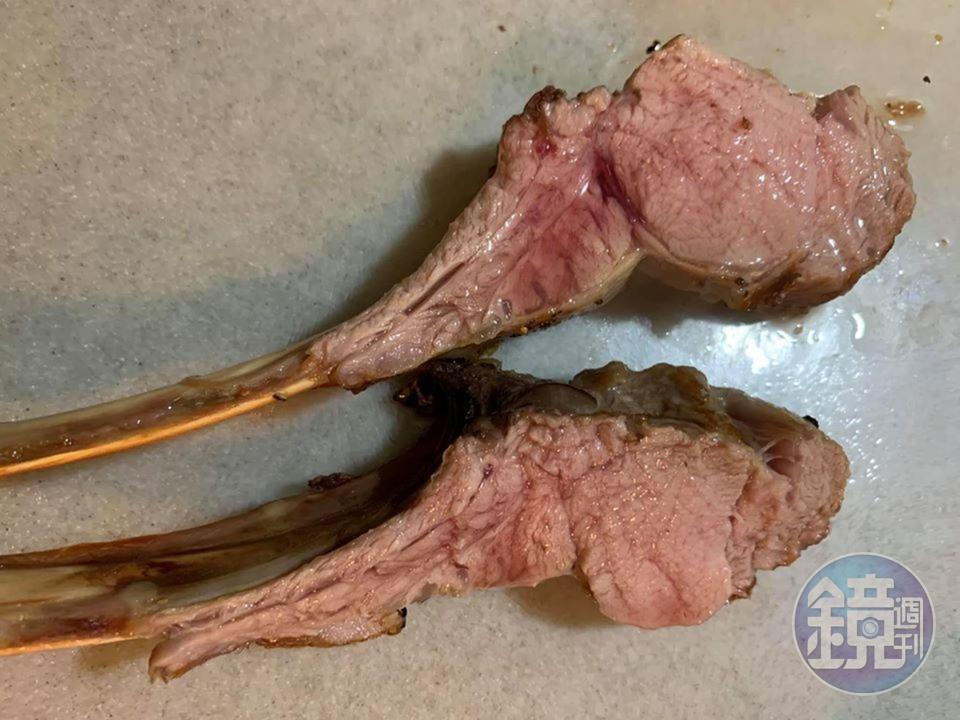小牛肋排切出來,看剖面即知鮮嫩多汁。