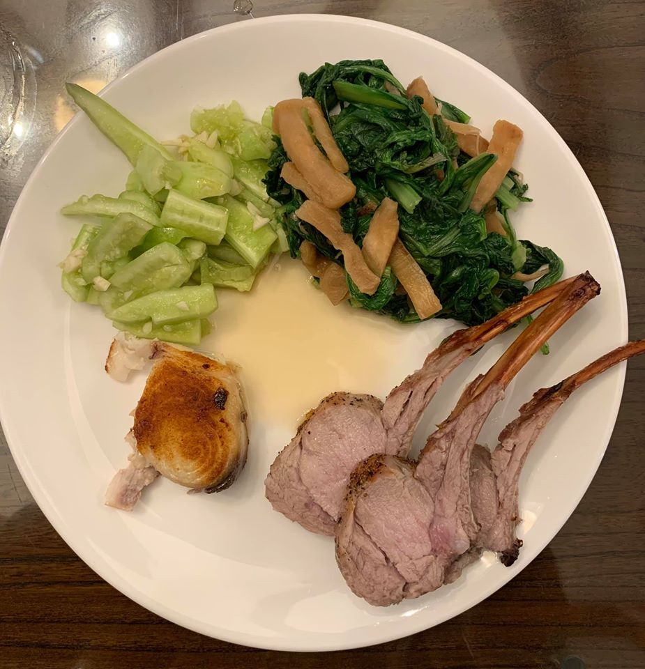 搭配中式蔬菜如燙茼蒿也可以。