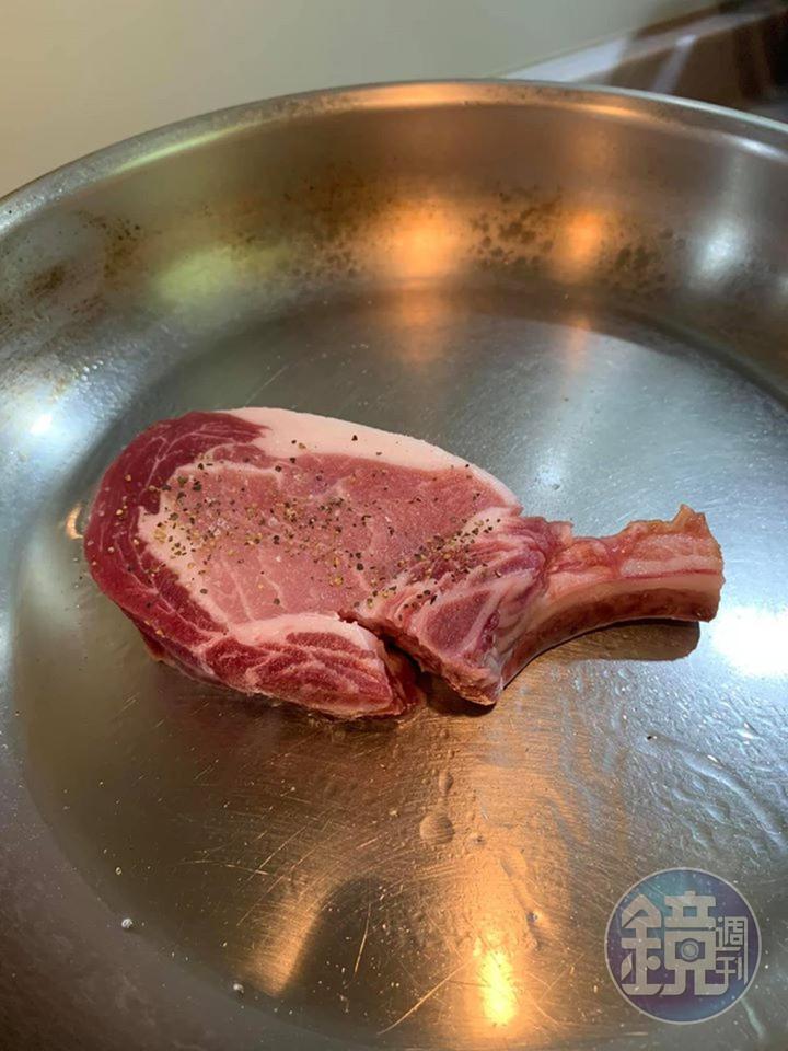 在向上的一面撒鹽與黑胡椒。
