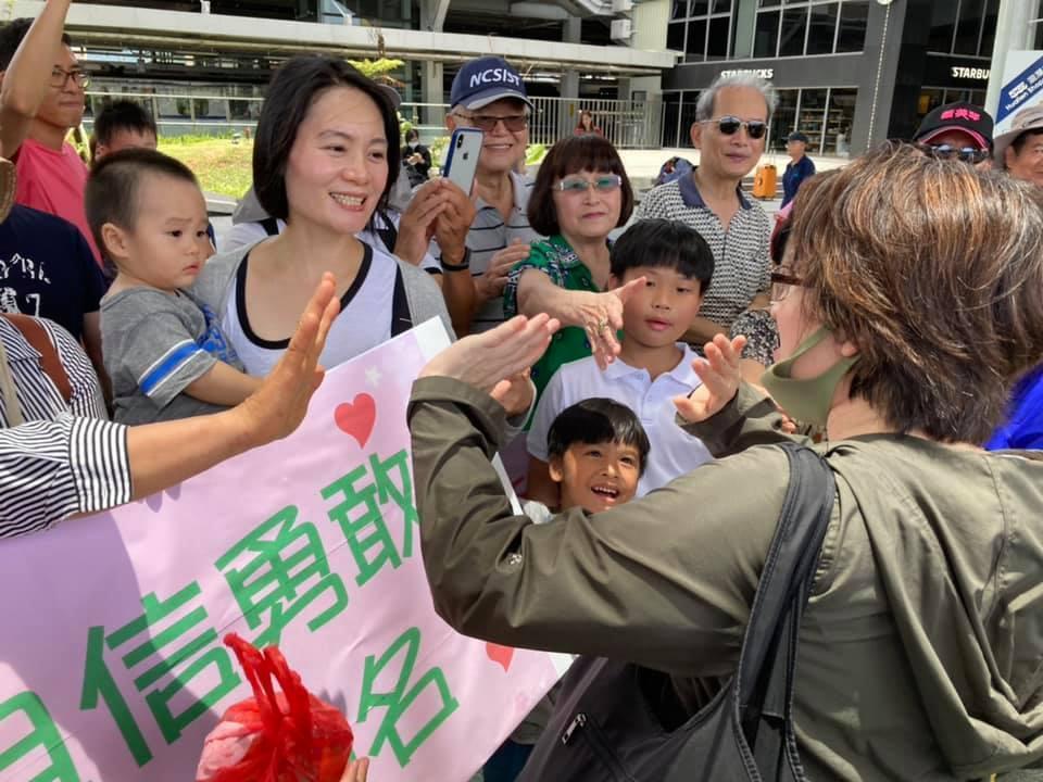 蕭美琴原本想要低調離開花蓮,但眾多支持者湧入花蓮火車站送別。(翻攝自蕭美琴臉書)