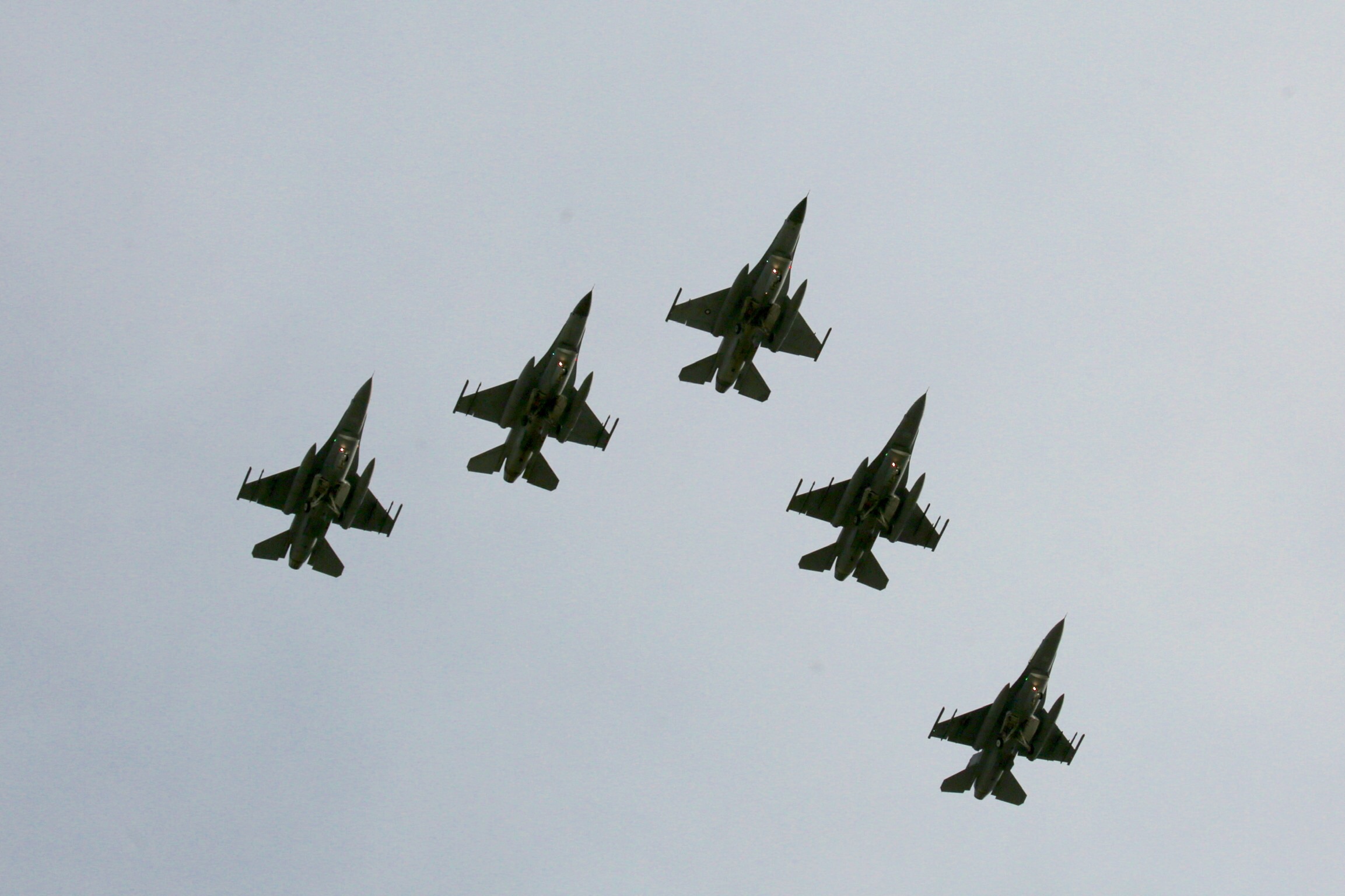 5架F16戰機以大雁之姿衝場。