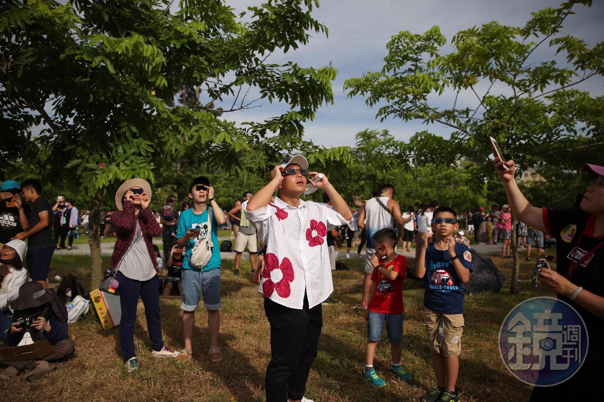 大批民眾湧入嘉義市北香湖公園觀看日環食。