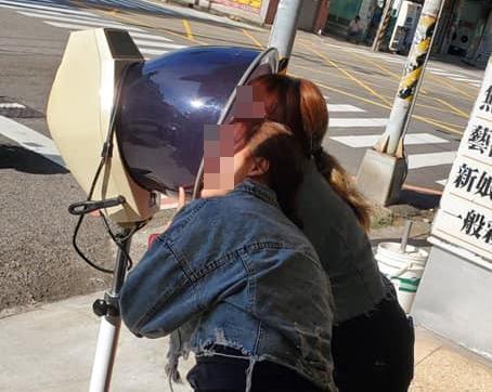 網友為了觀賞難得的日環食景象,竟然把美髮店的烘髮罩推出戶外當作護目裝置。(翻攝自爆怨公社)